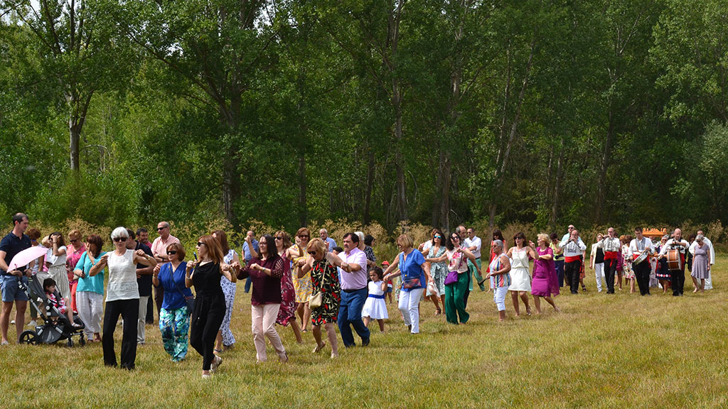Los asistentes bailaron las tradicionales jotas ante las reliquias de los santos. / VÍCTOR SANZ
