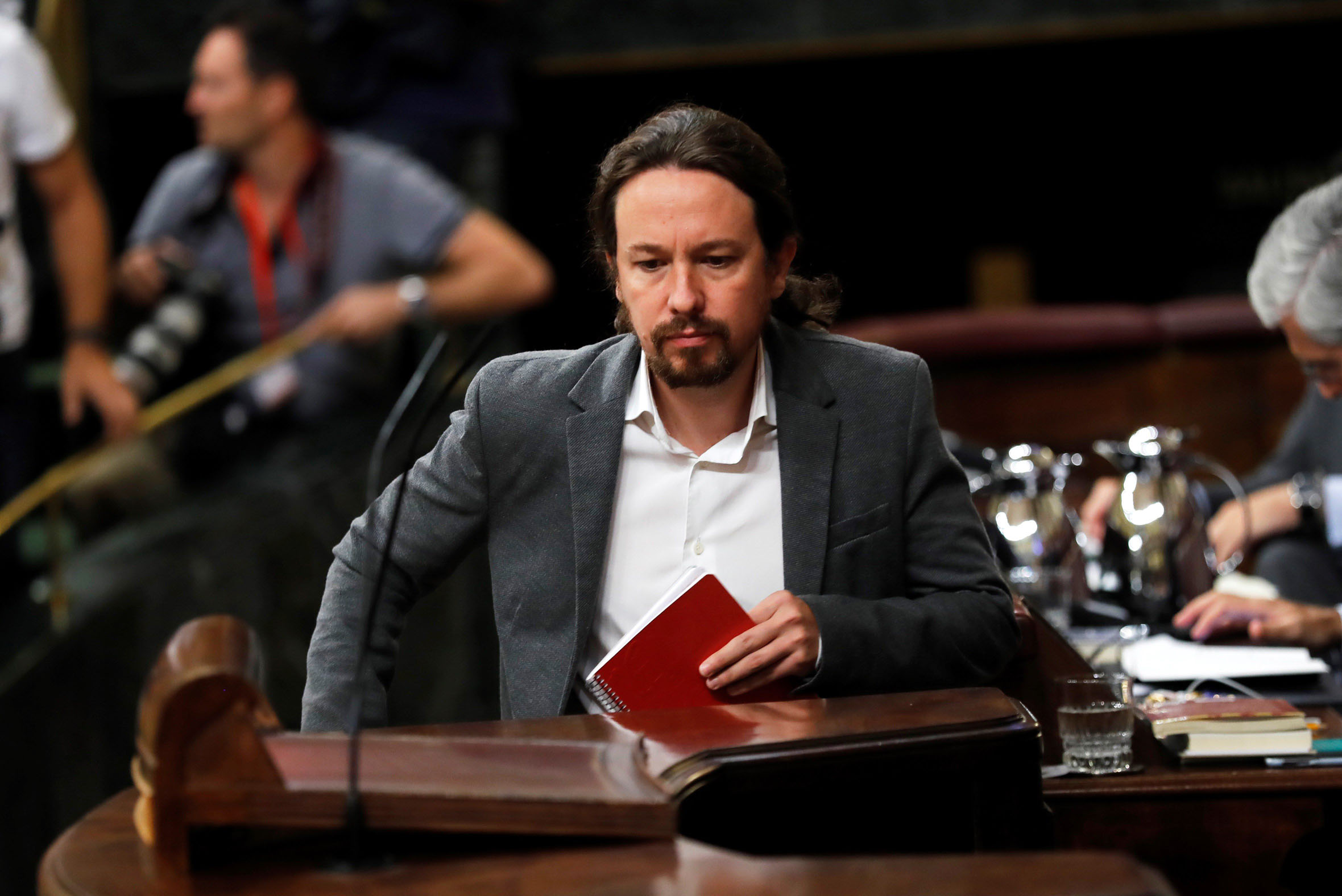 Pablo Iglesias se dispone a subir a la tribuna del Congreso durante un pleno. / EFE