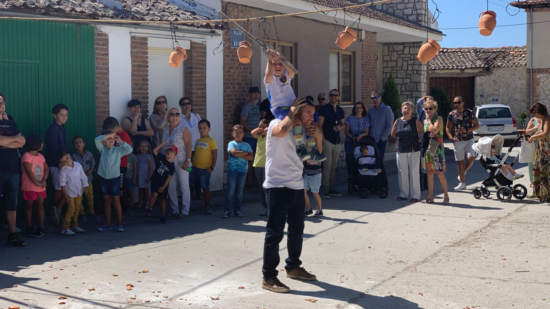Tradicional juego 'A romper el botijo' en Escarabajosa de Cuélar. / c.p.