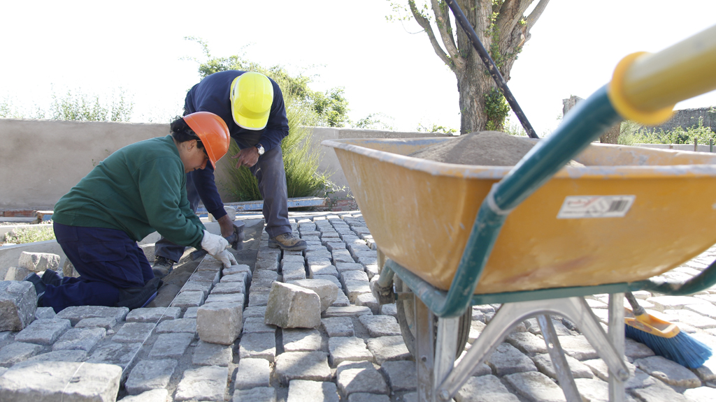 Una alumna realiza el adoquinado el centro cultural Fonseca. / NEREA LLORENTE