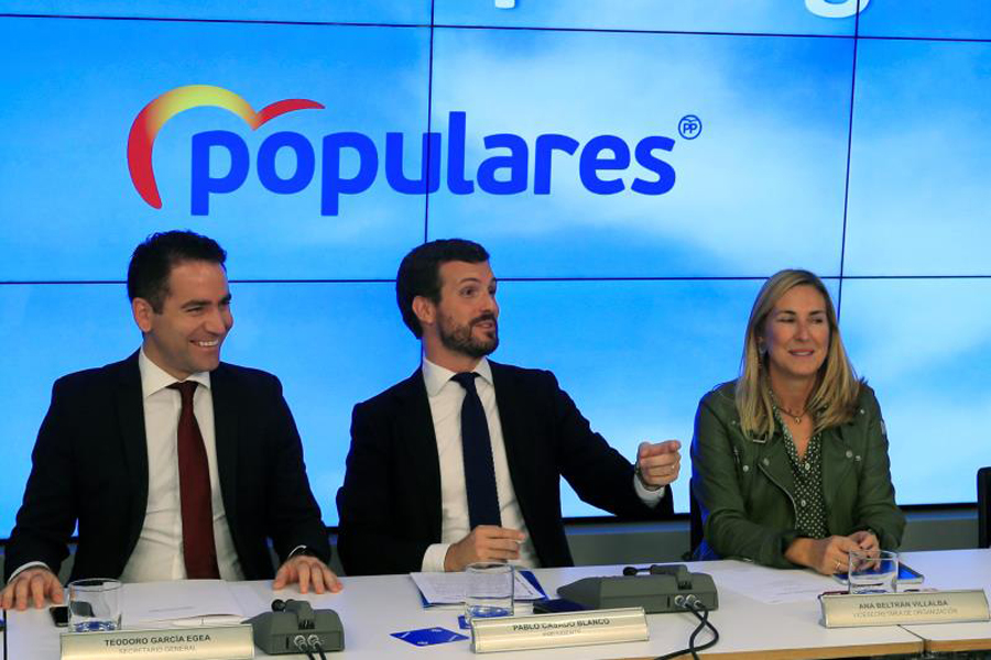 Teodoro García Egea (i) junto a Pablo Casado en la sede de Génova. / EFE