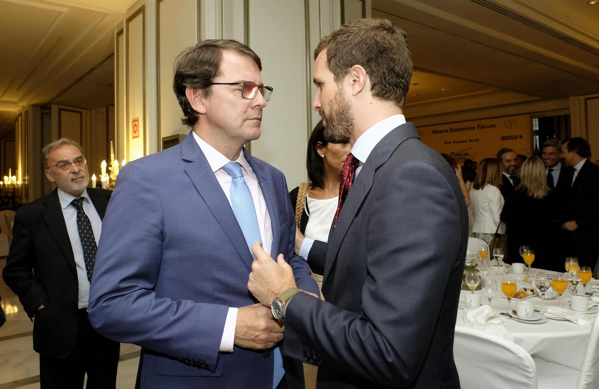 El presidente de la Junta y del PPCyL, Alfonso Fernández Mañueco, con Pablo Casado. / europa press
