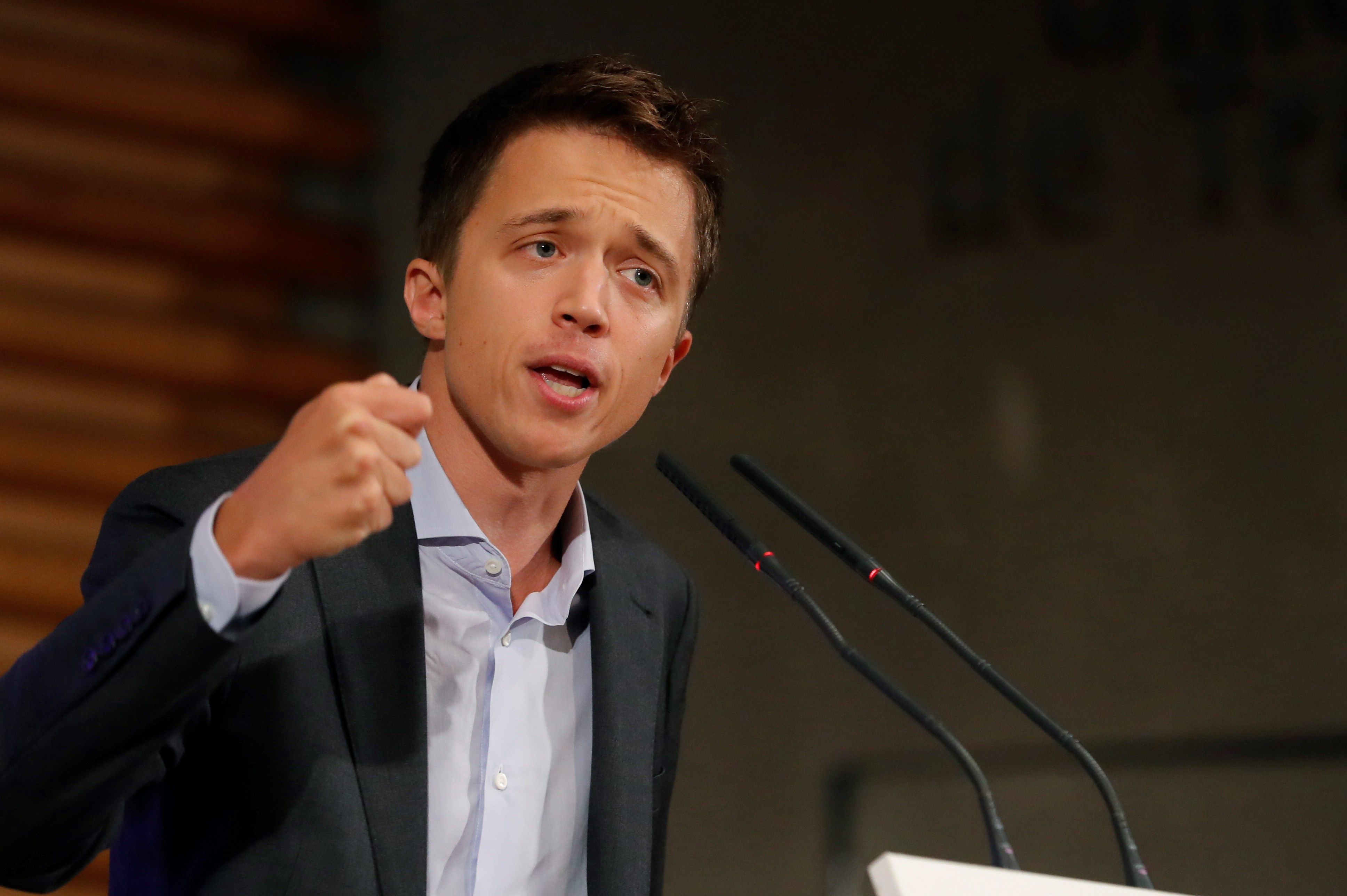 El nuevo candidato de ‘Más País’, Íñigo Errejón, se dirige a sus simpatizantes de partido en su último discurso. / efe
