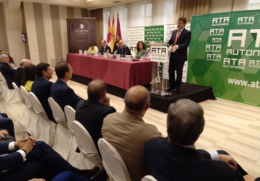 El presidente de la Junta de Castilla y León, Alfonso Fernández Mañueco, durante su intervención. / europa press