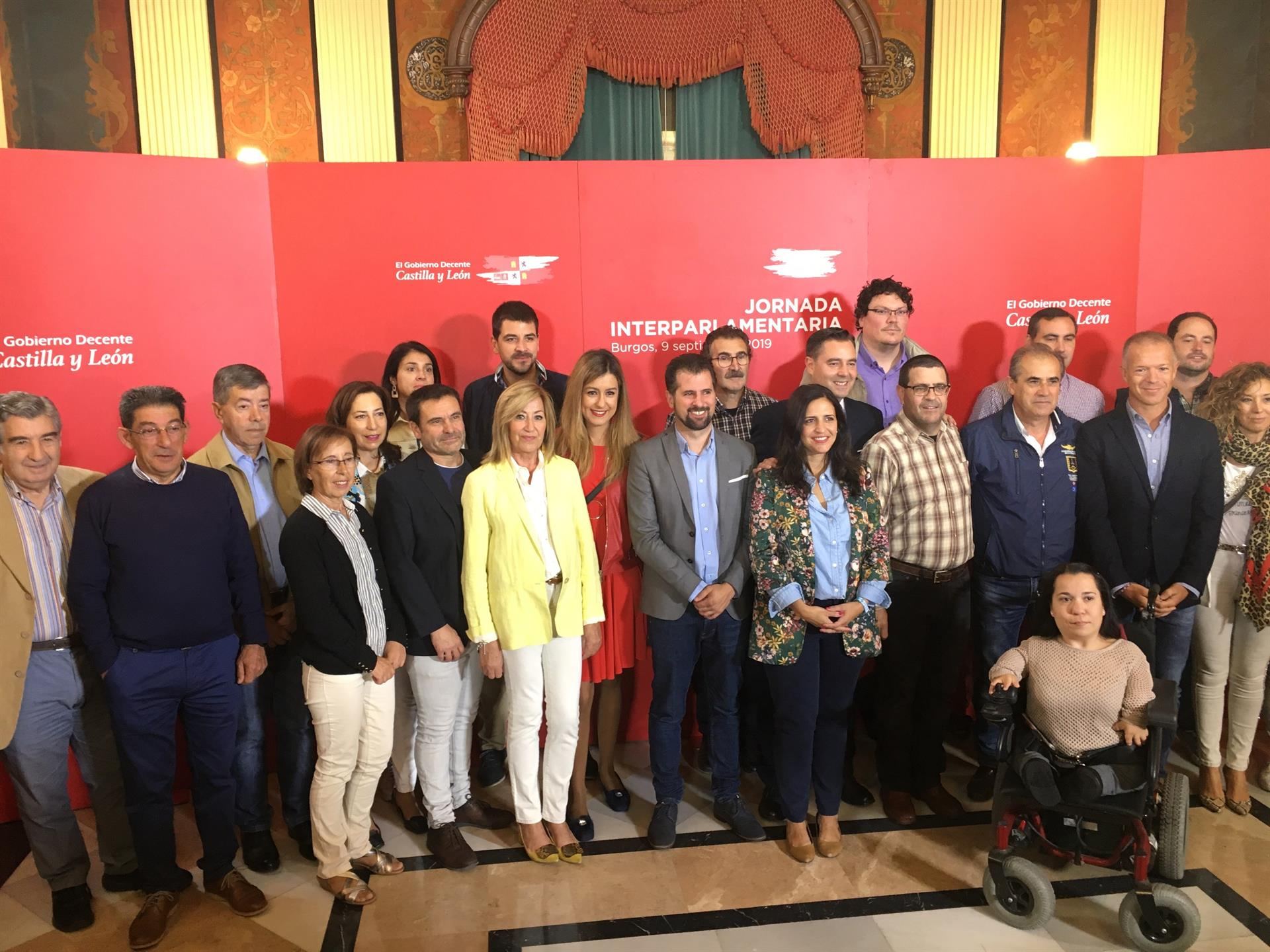 El secretario general del PSOE de Castilla y León, Luis Tudanca, con los integrantes de su partido en Burgos. / europa press