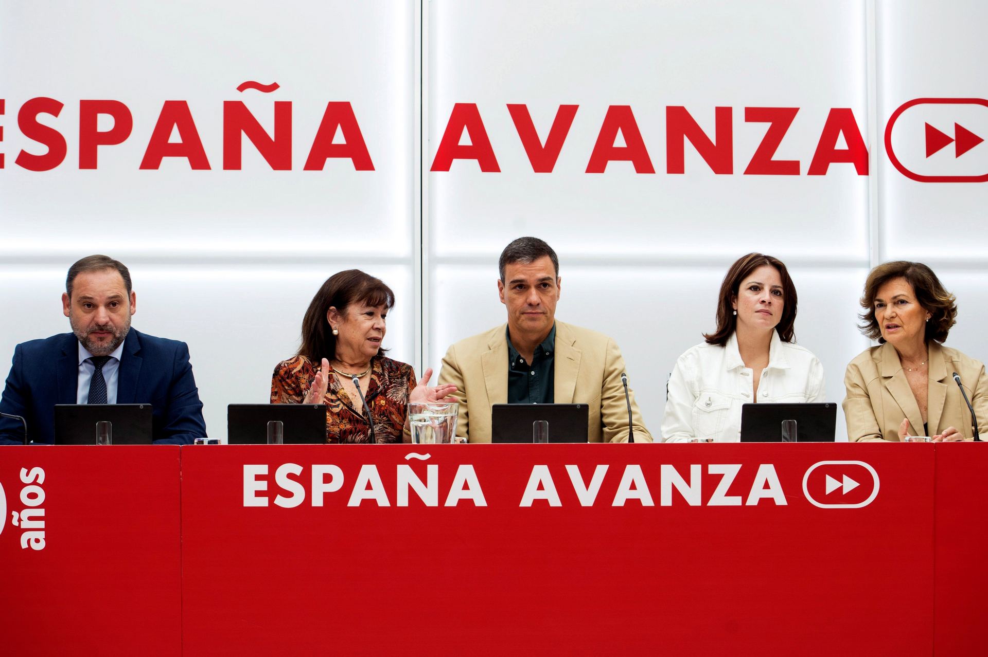 Pedro Sánchez (c), la presidenta del partido, Cristina Narbona (2i), la vicesecretaria general, Adriana Lastra (2d). / Efe.