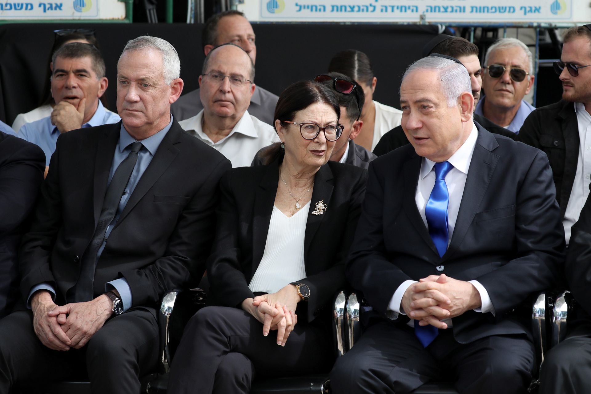 El líder de Azul y Blanco, Beny Gantz (i) y el primer ministro israelí, Benhamin Netanyahu (d) en Jerusalén.