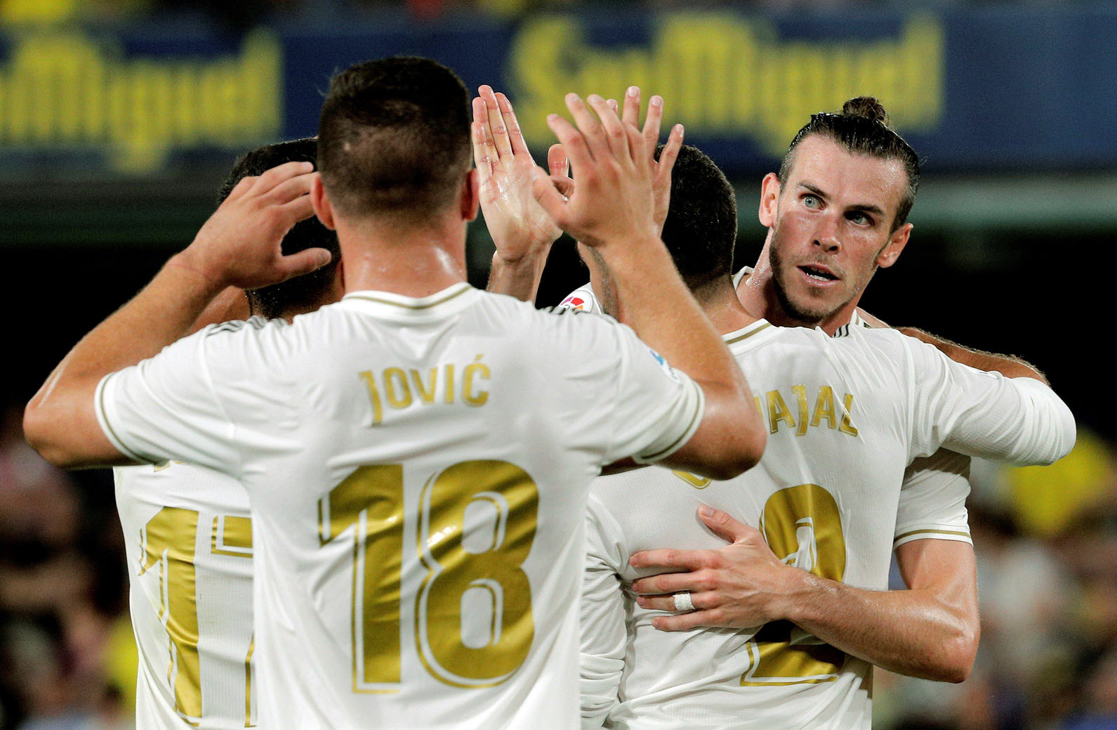 Los jugadores del Real Madrid celebran con Bale (dcha) un gol. / EFE