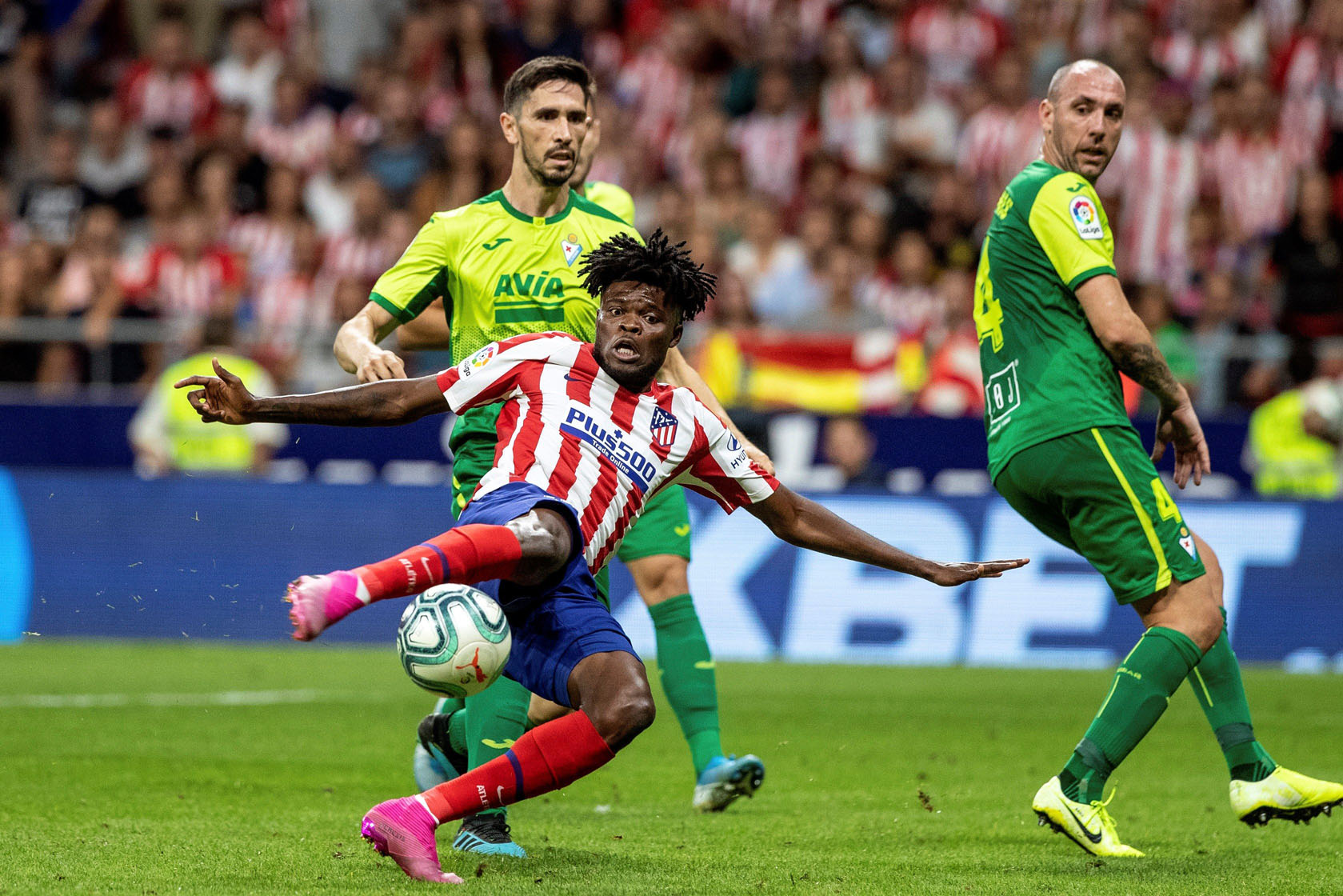 Thomas se lanza al suelo para anotar el gol de la victoria del Atlético. / EFE