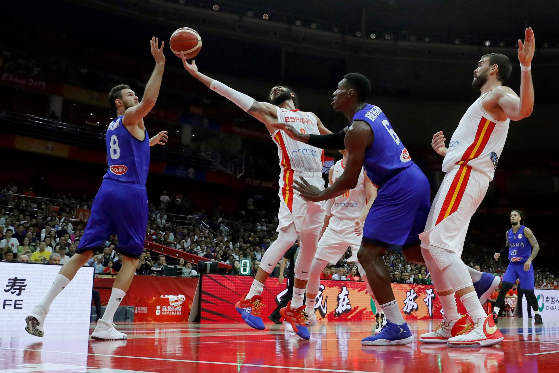 El base de la Selección Ricky Rubio (2i) disputa un balón con los italianos Paul Biligha (2d) y Danilo Gallinari (i). / efe