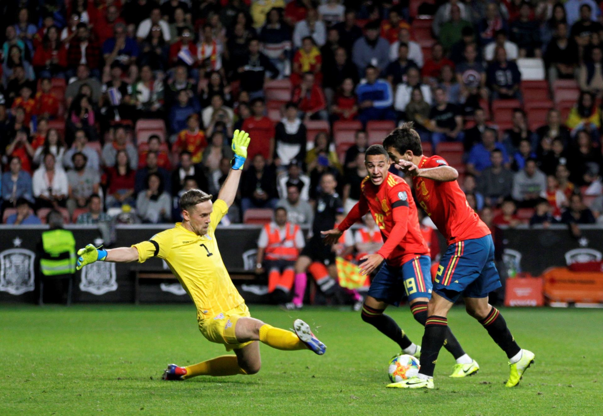 Mikel Oyarzabal pasa el balón a Rodrigo Moreno, superando al feroés Gunnar Nielsen, para marcar el primer gol.