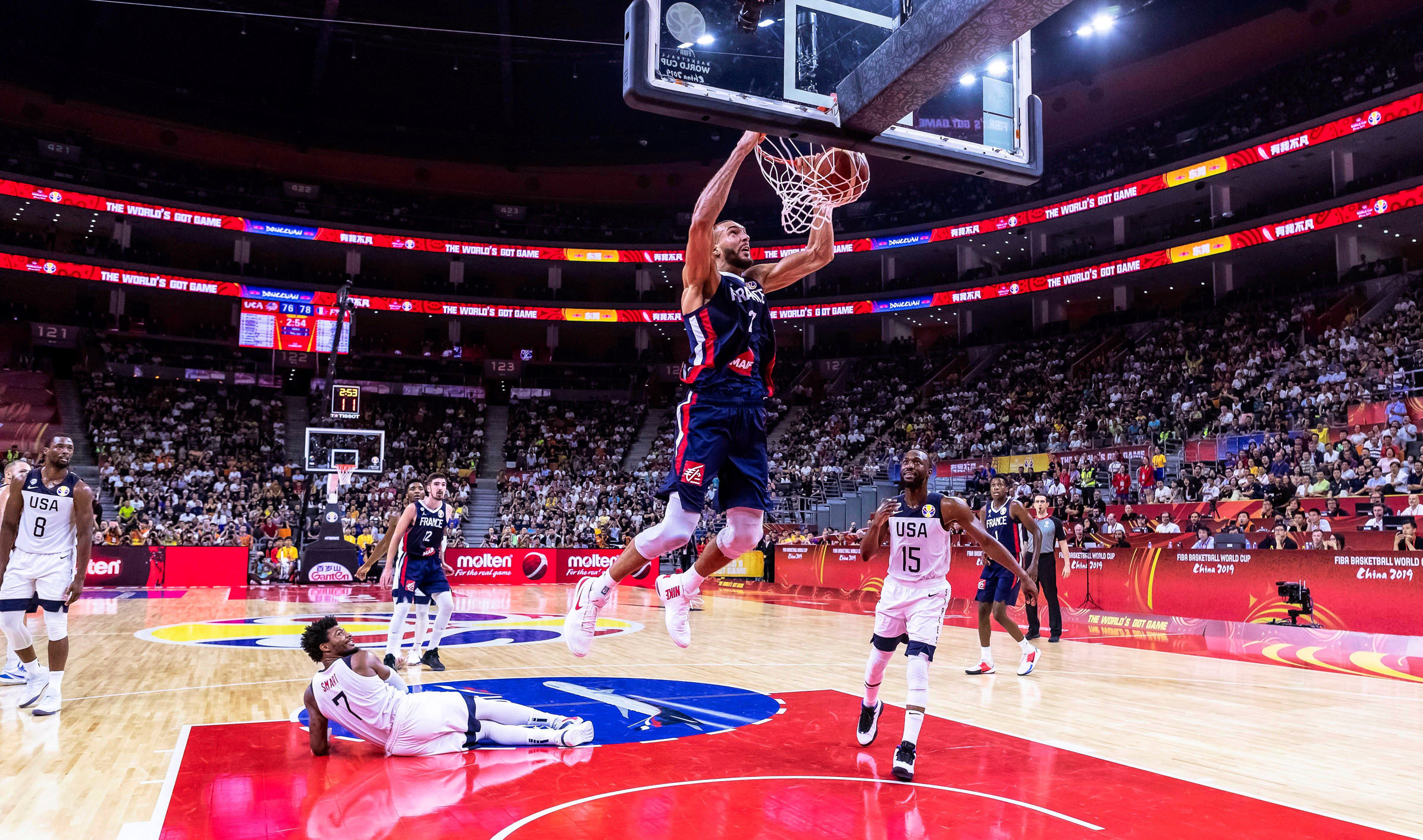 Rudy Gobert, el francés más destacado en la victoria ante Estados Unidos, completa un mate. / EFE