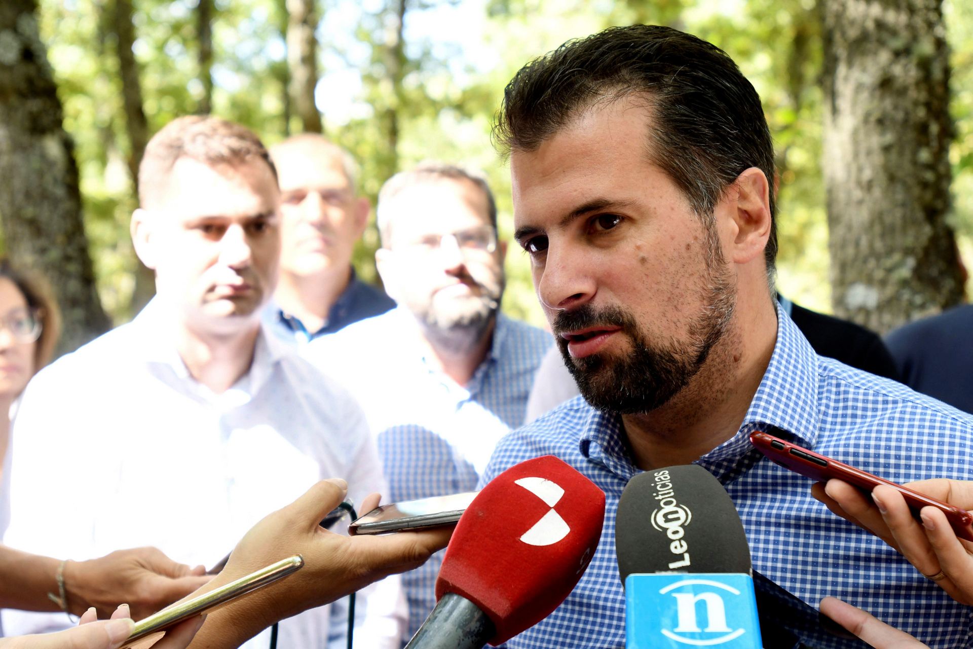 El secretario general del PSOE regional, Luis Tudanca, atiende a los medios en León. / efe