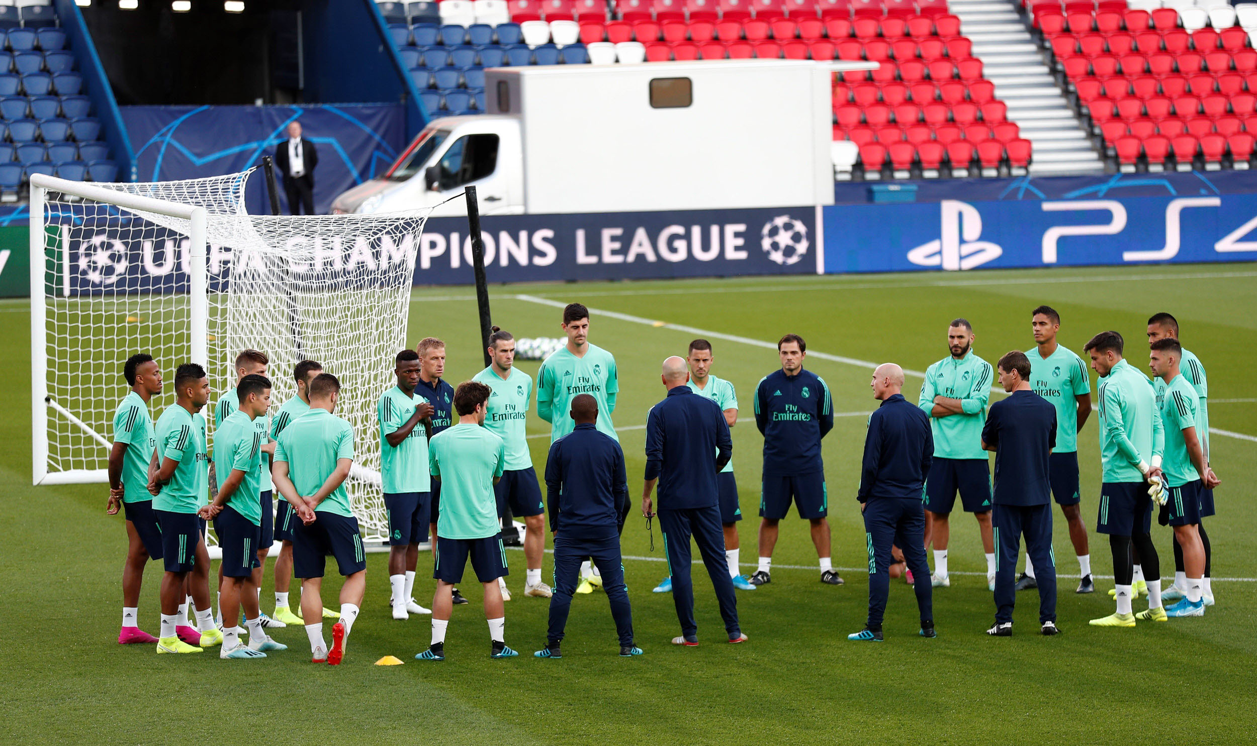 Zinedine Zidane (en el centro) da instrucciones a sus jugadores sobre el césped del Parque de los Príncipes, donde esta noche el Real Madrid se enfrenta al PSG. / EFE