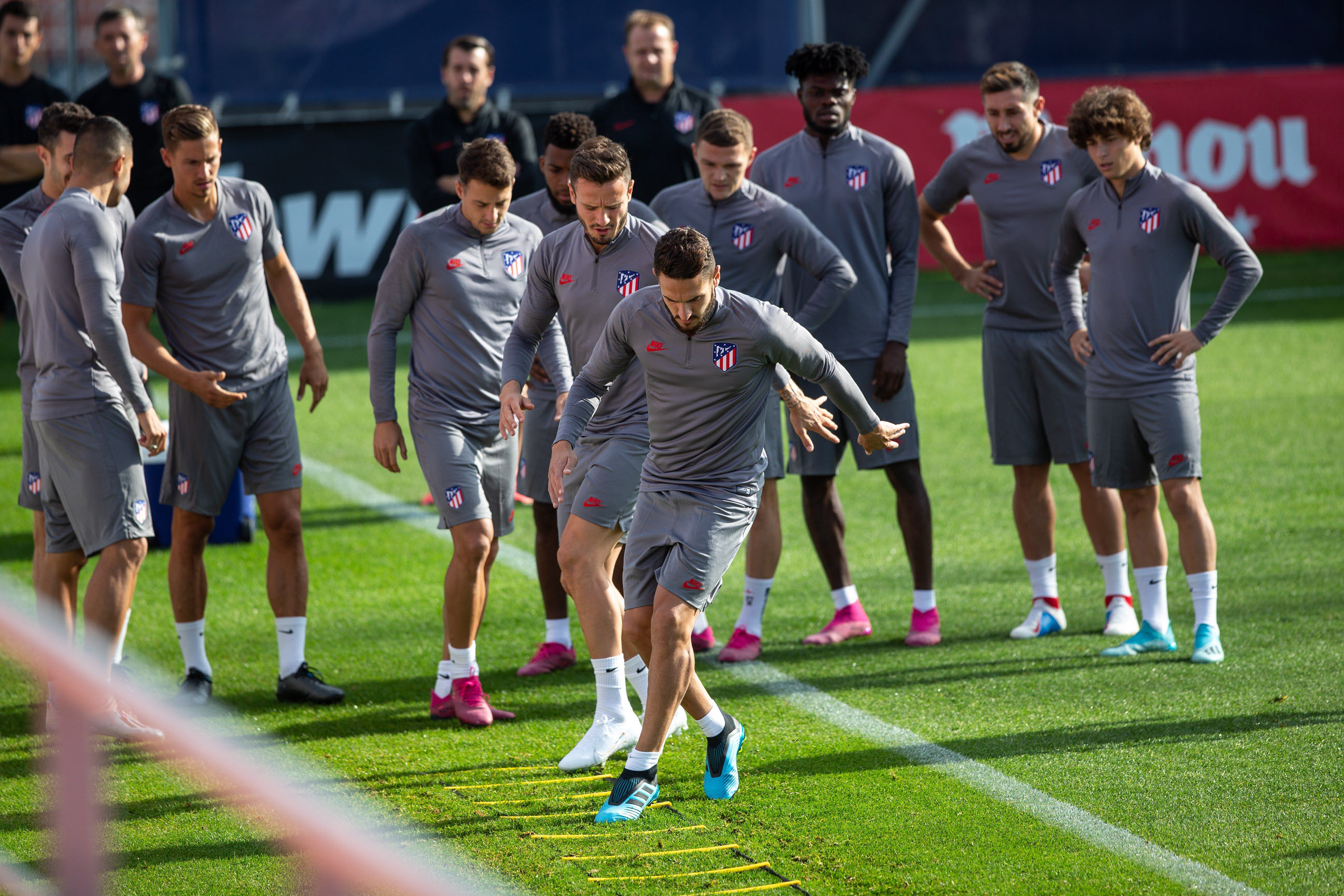 Los jugadores del Atlético de Madrid, en el entrenamiento previo al partido de esta noche contra la Juventus. / EFE