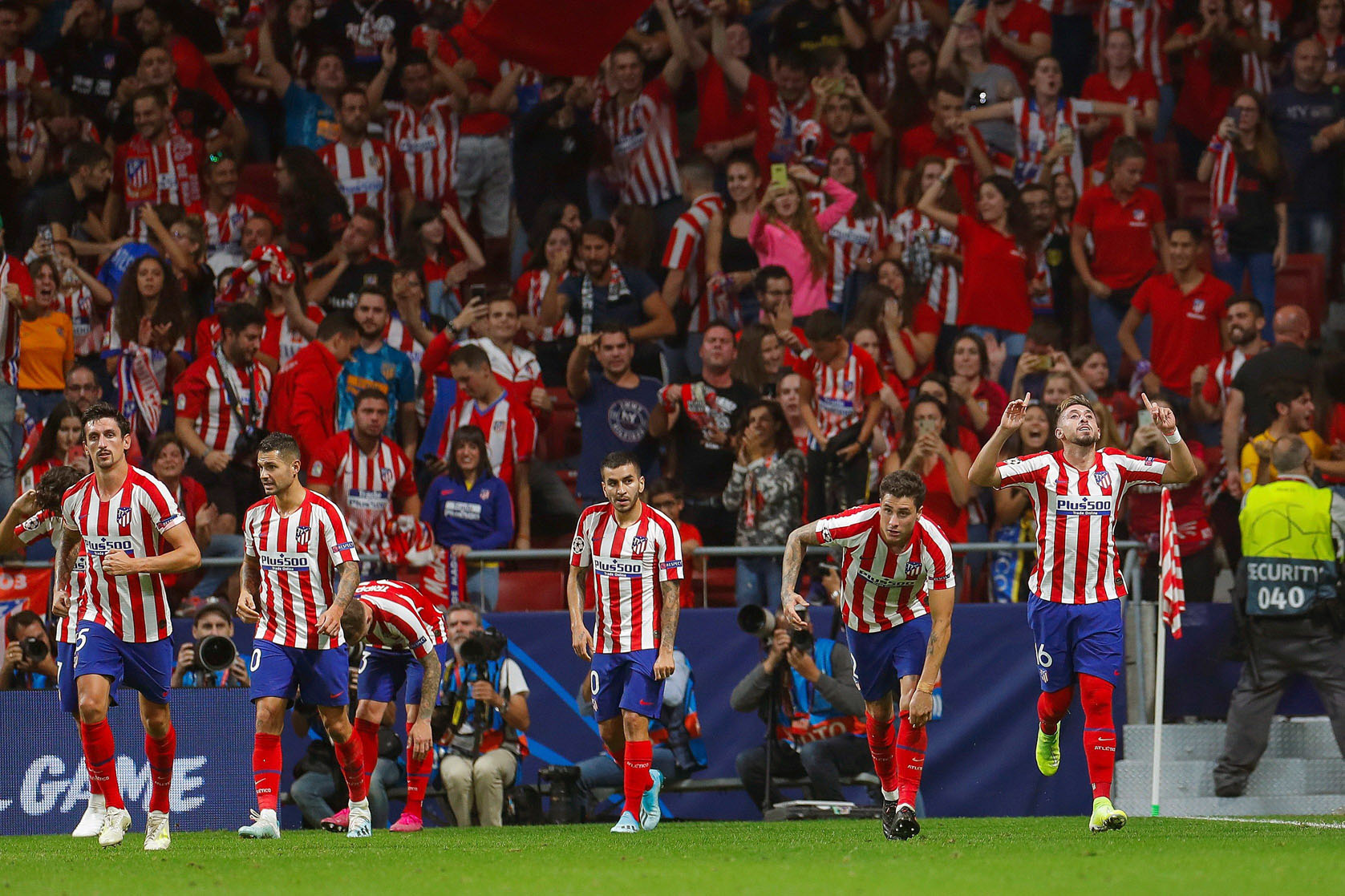 Héctor Herrera (dcha), que jugó sus primeros minutos con el Atlético, celebra el gol del empate. / EFE