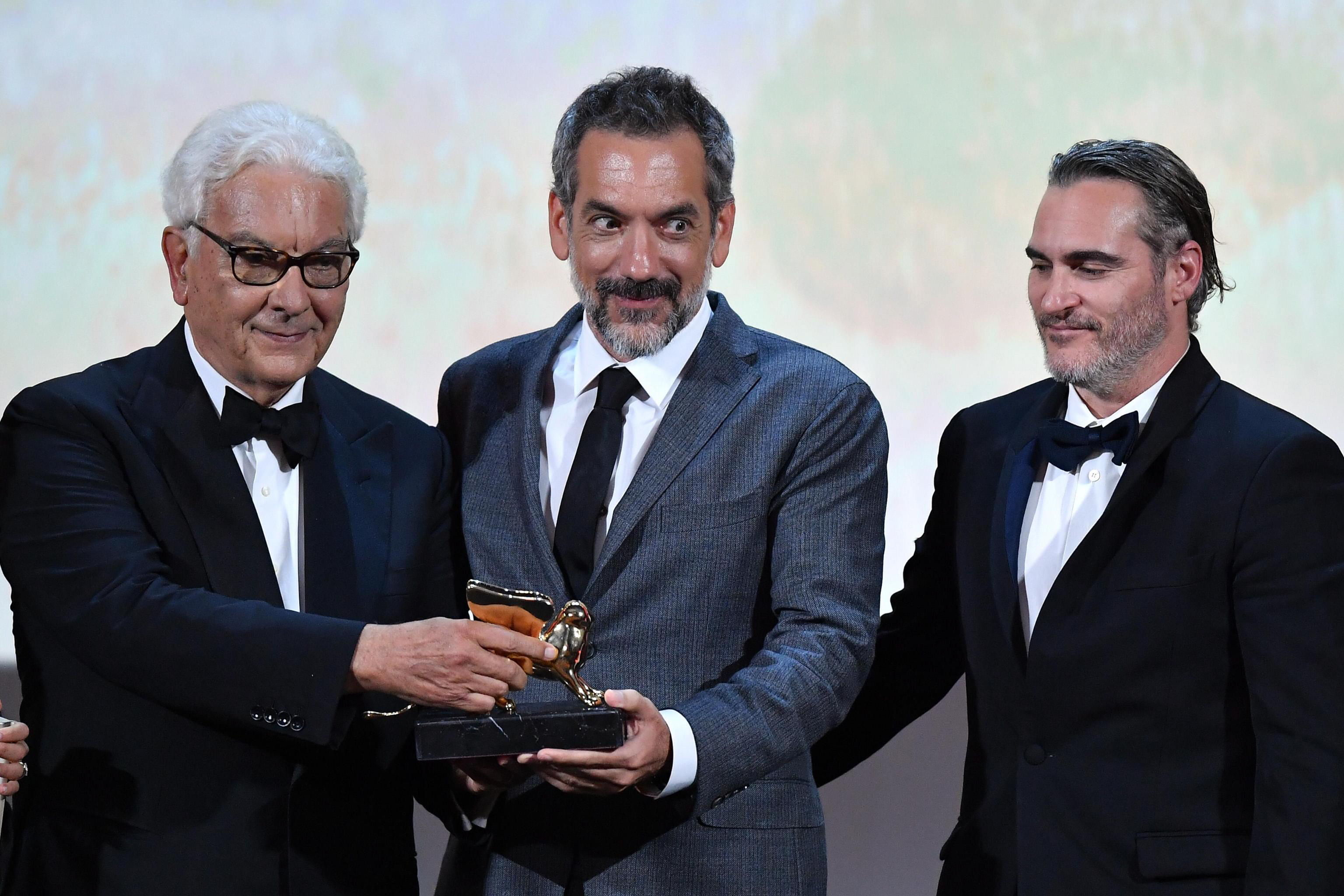 Todd Phillips (centro) y Joaquin Phoenix (d), director y protagonista de ‘Joker’, junto al director de la Bienal de Venecia. / EFE