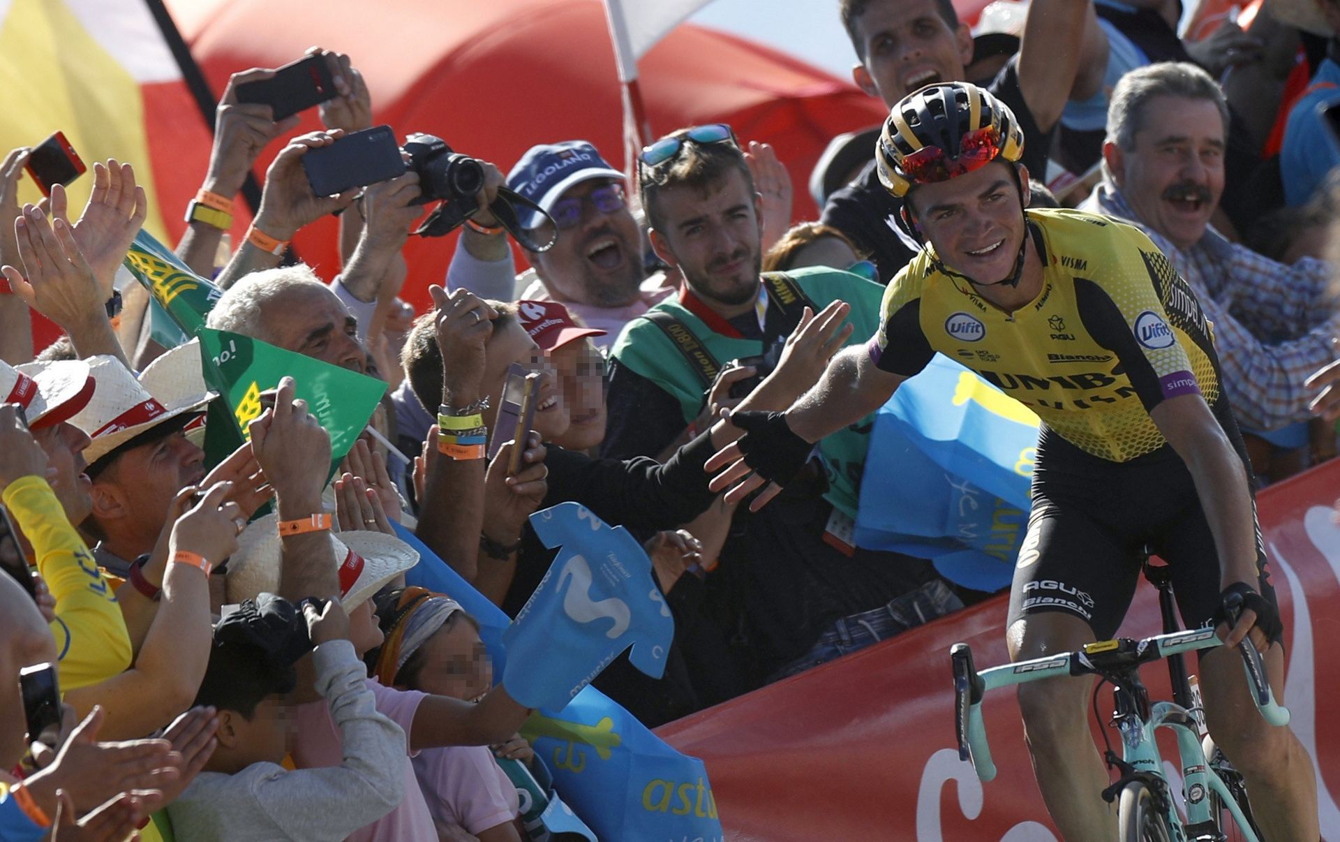 El corredor estadounidense Sepp Kuss choca la mano al público a su llegada a la meta en la etapa de ayer.