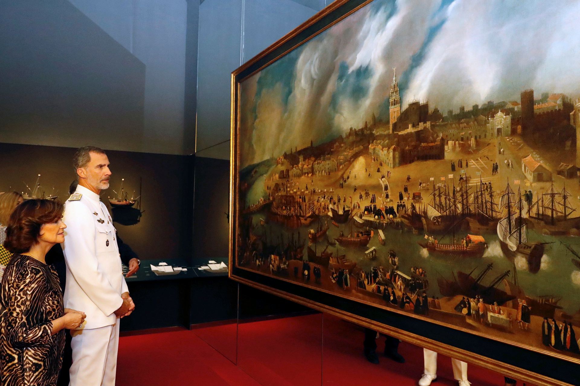 Felipe VI acompañado de la vicepresidenta en funciones, Carmen Calvo, durante la inauguración de la exposición.