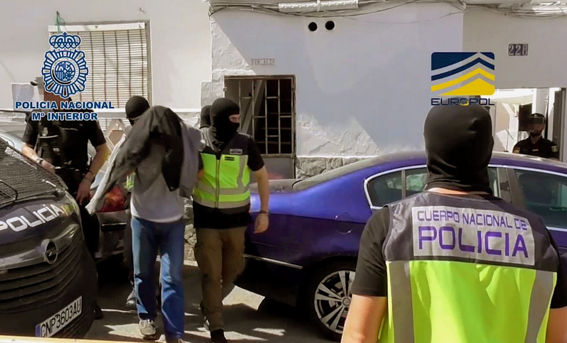 Imagen de la detención del ciudadano en Algeciras acusado de enaltecimiento de terrorismo y pertenencia a Daesh.