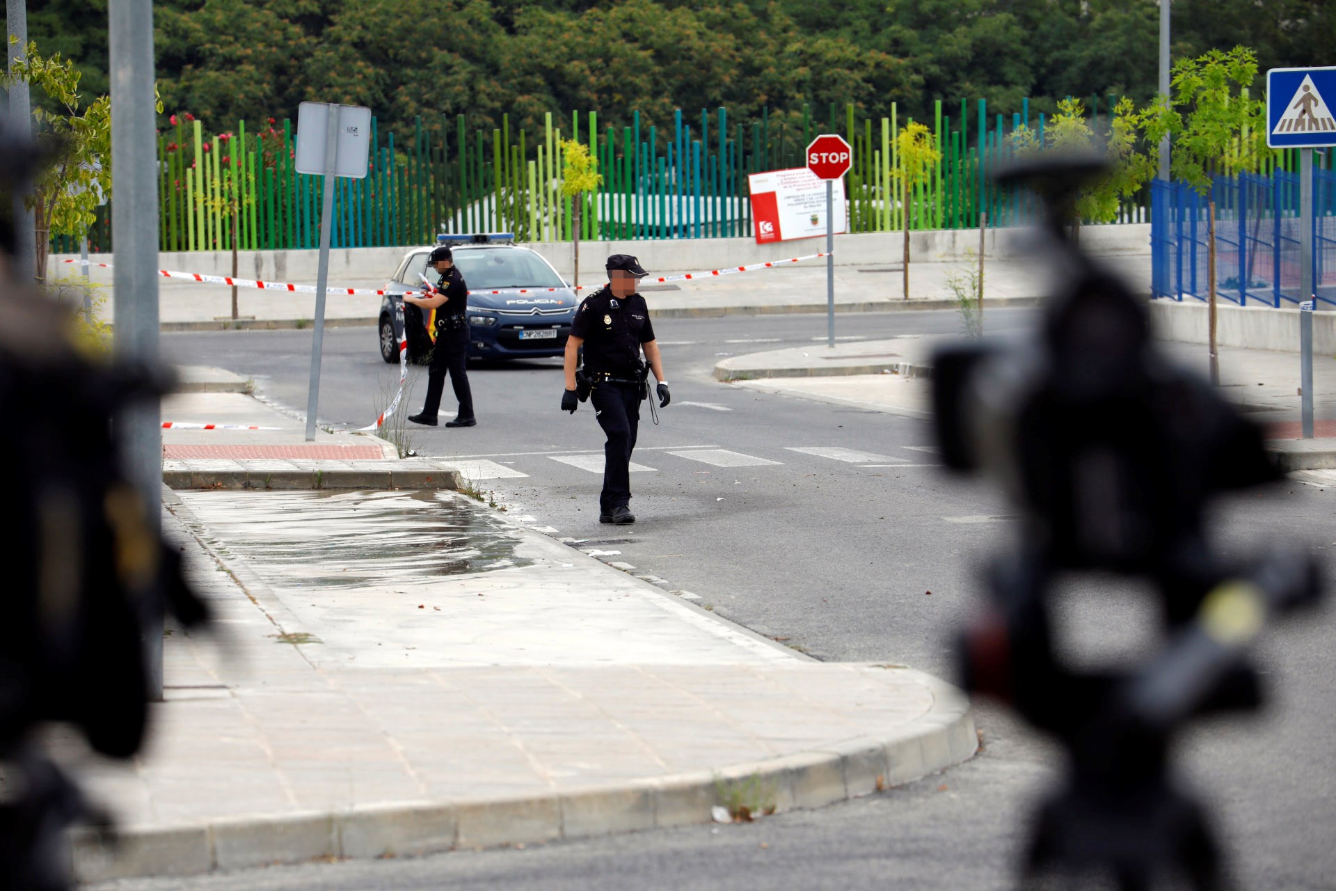 La Policía inspecciona el lugar del homicidio. / EFE