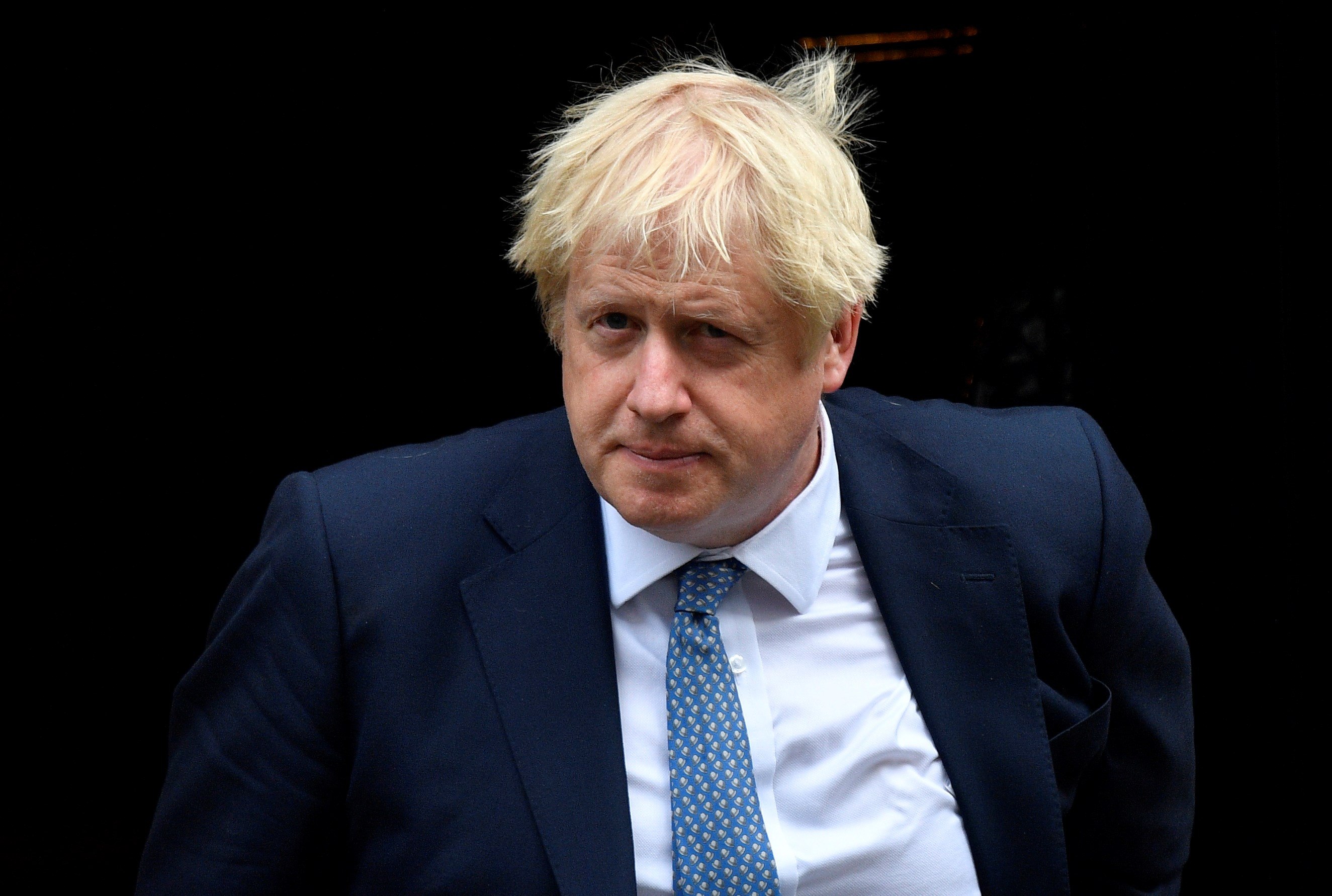 El Primero Ministro británico, Boris Johnson, en la puerta de la residencia oficial de Downing Street. / EFE