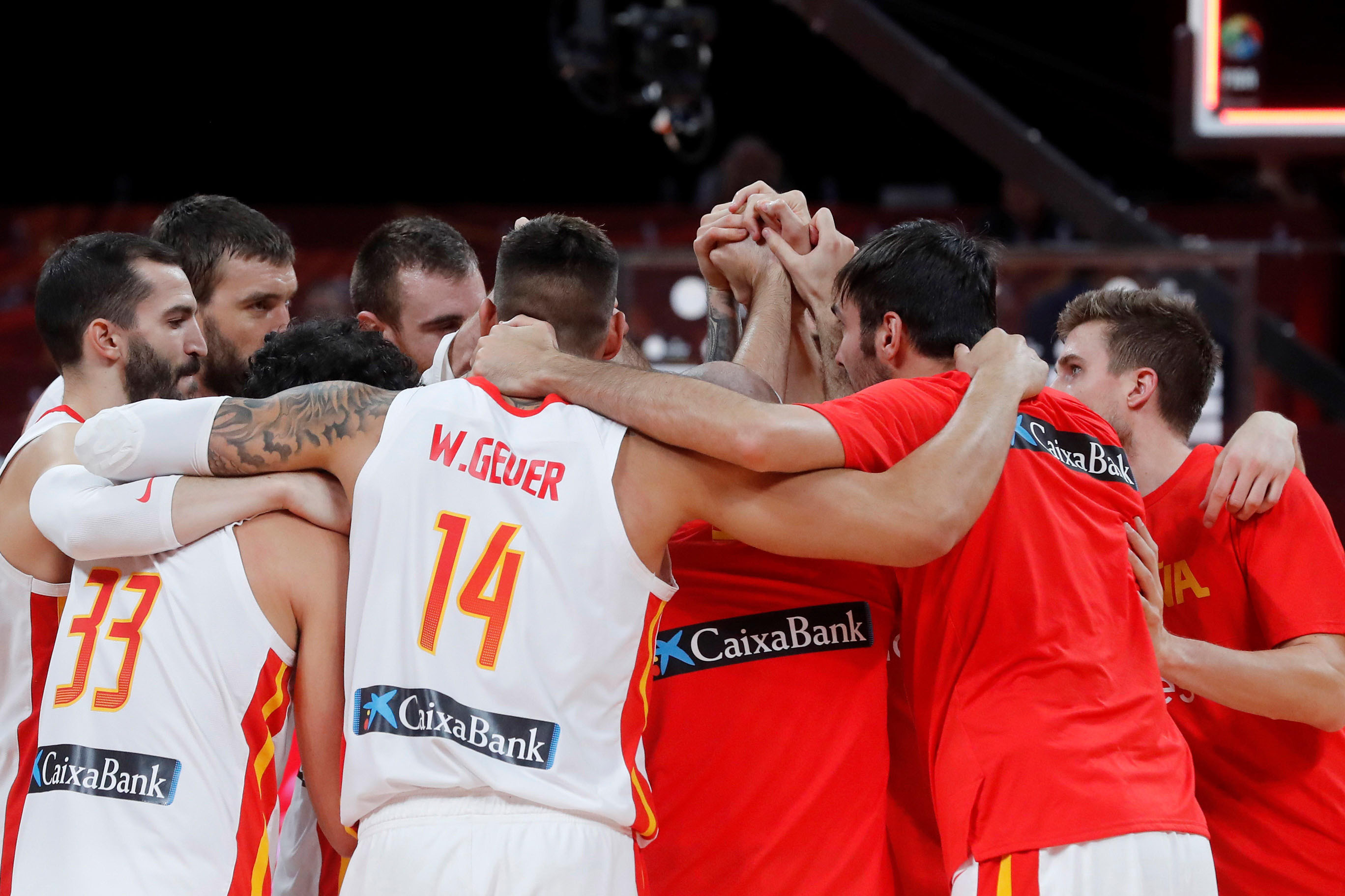 Los jugadores de la Selección Española festejan el pase a la final después de superar en un duro partido con dos prórrogas a la selección de Australia. / EFE