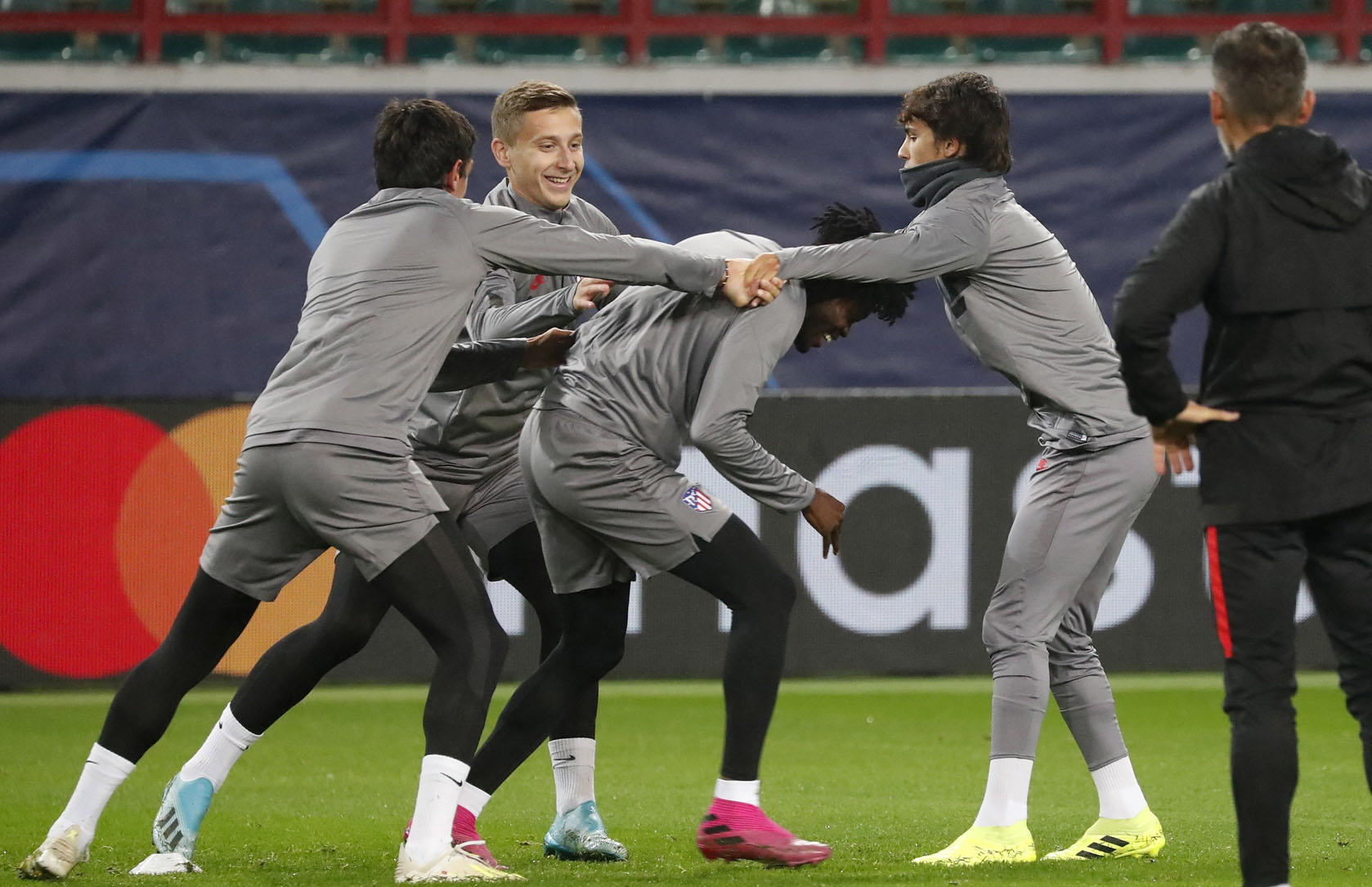 Los jugadores del Atlético de Madrid, en uno de los ejercicios sobre el césped del RZD Arena de Moscú. / EFE