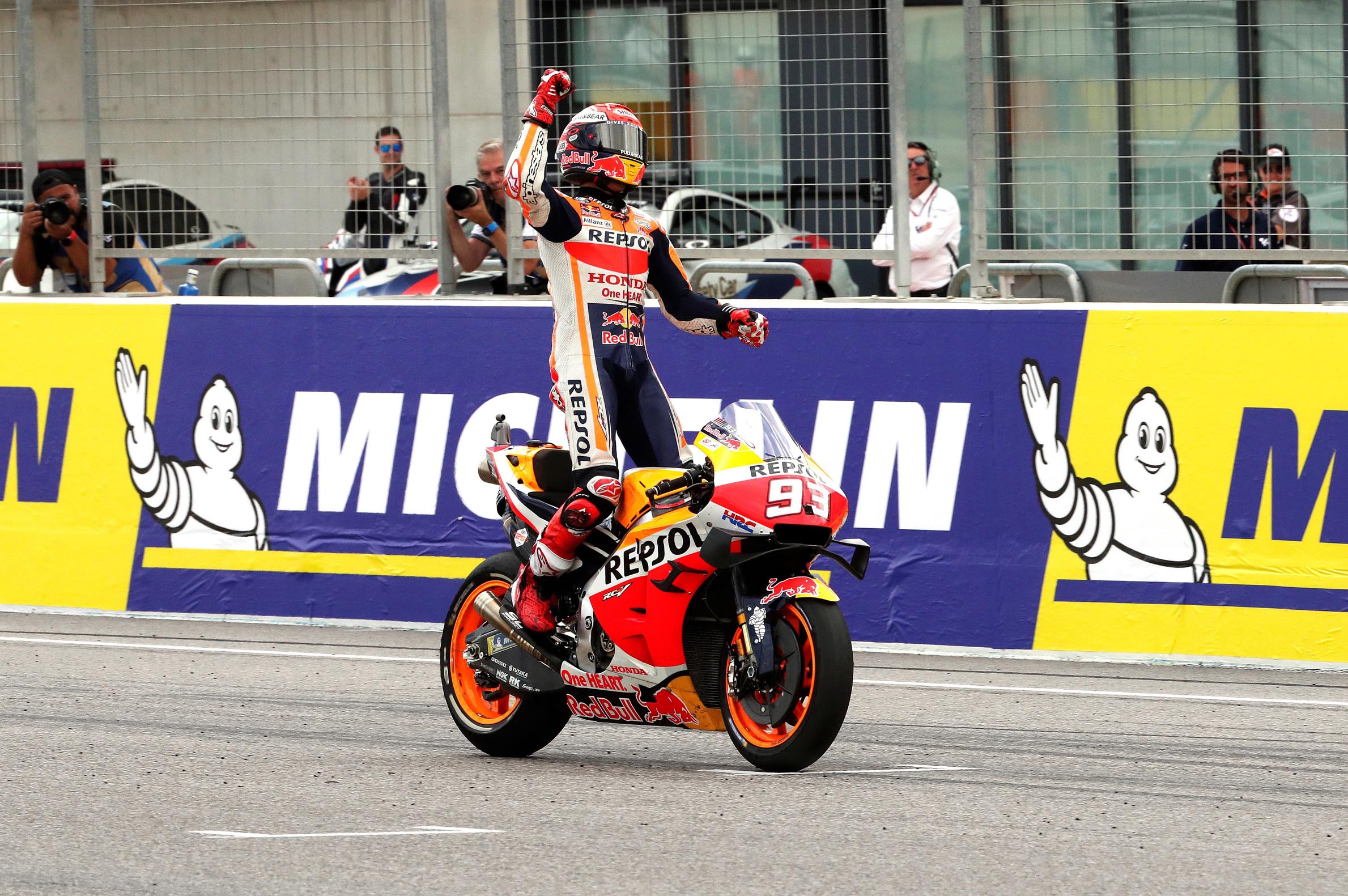 Marc Márquez celebra su cómoda victoria en el circuito de Motorland. / EFE