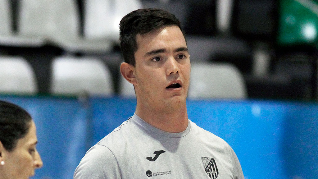 Toño González, dando instrucciones durante un entrenamiento de pretemporada. / NEREA LLORENTE