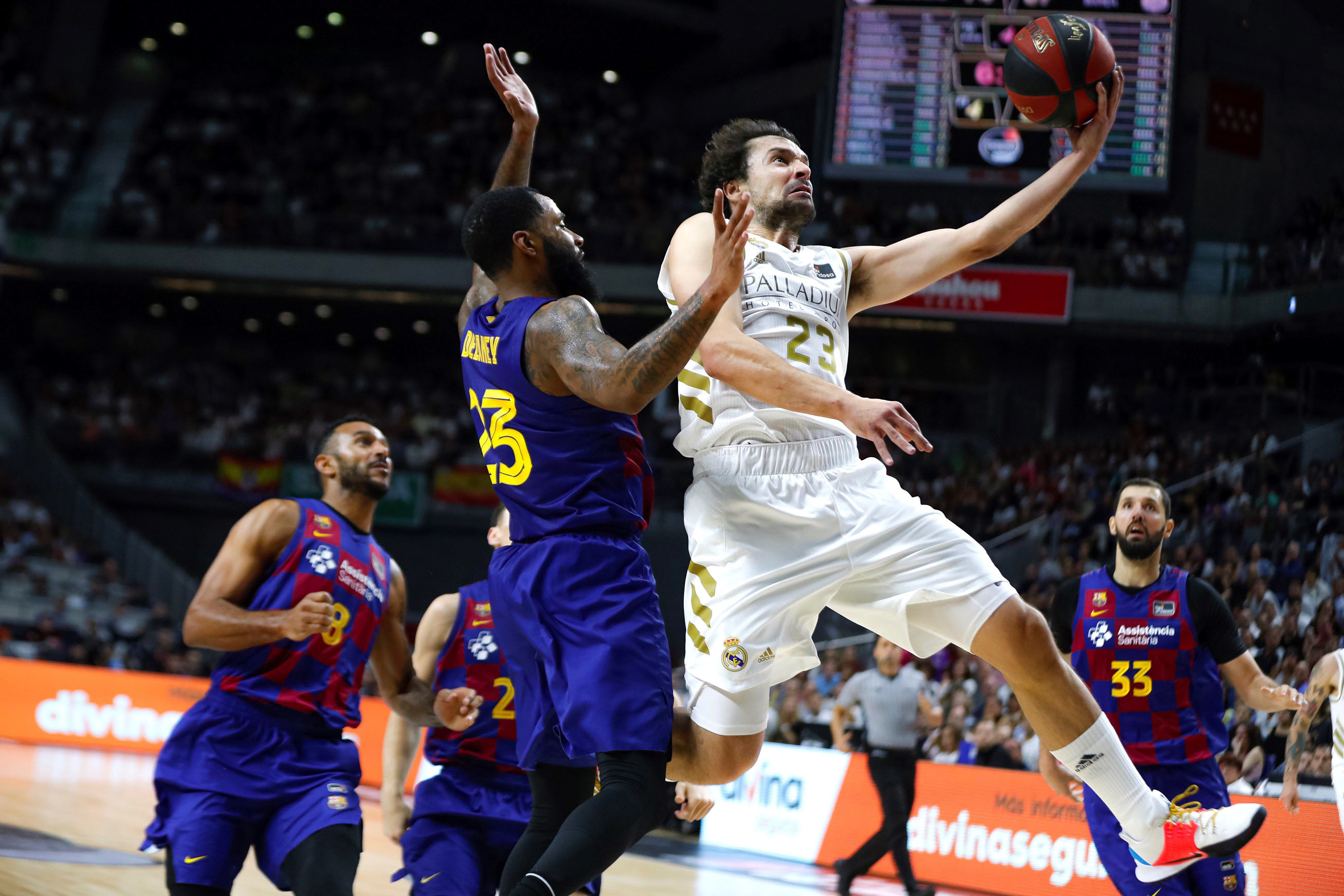 Sergio Llull entra a canasta ante la defensa del azulgrana Malcolm Delaney. / EFE