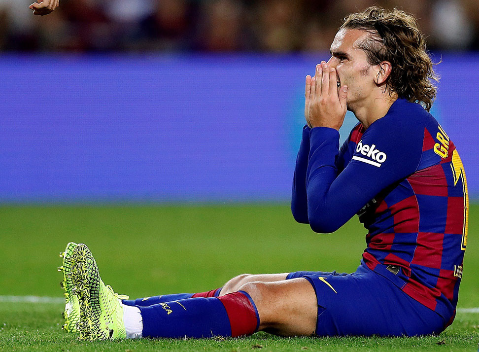 Antoine Griezmann se lamenta tras fallar una ocasión en el partido ante el Villarreal. / EFE