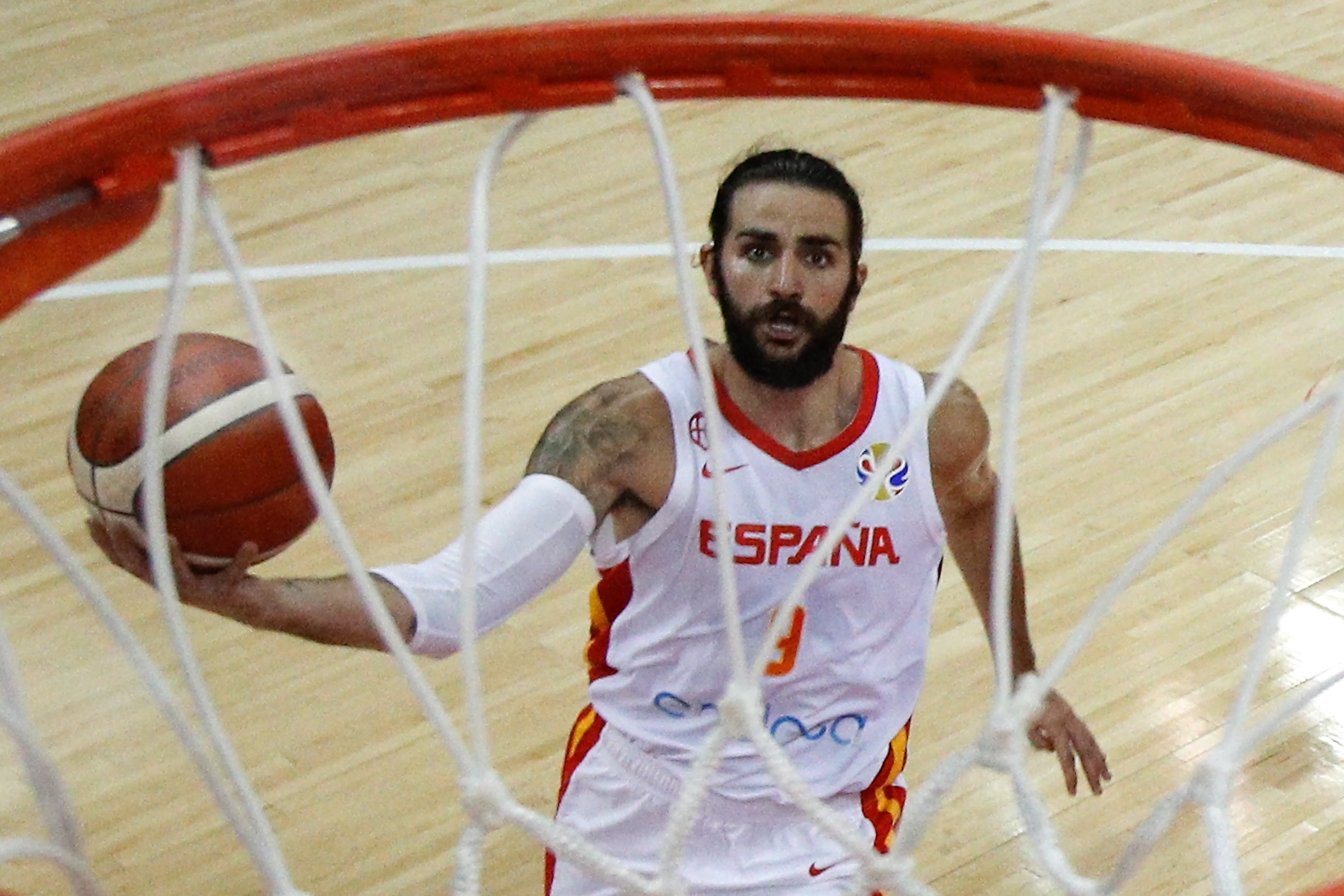 Ricky Rubio, jugador más valorado de España en este Mundial, intenta anotar una bandeja. / EFE