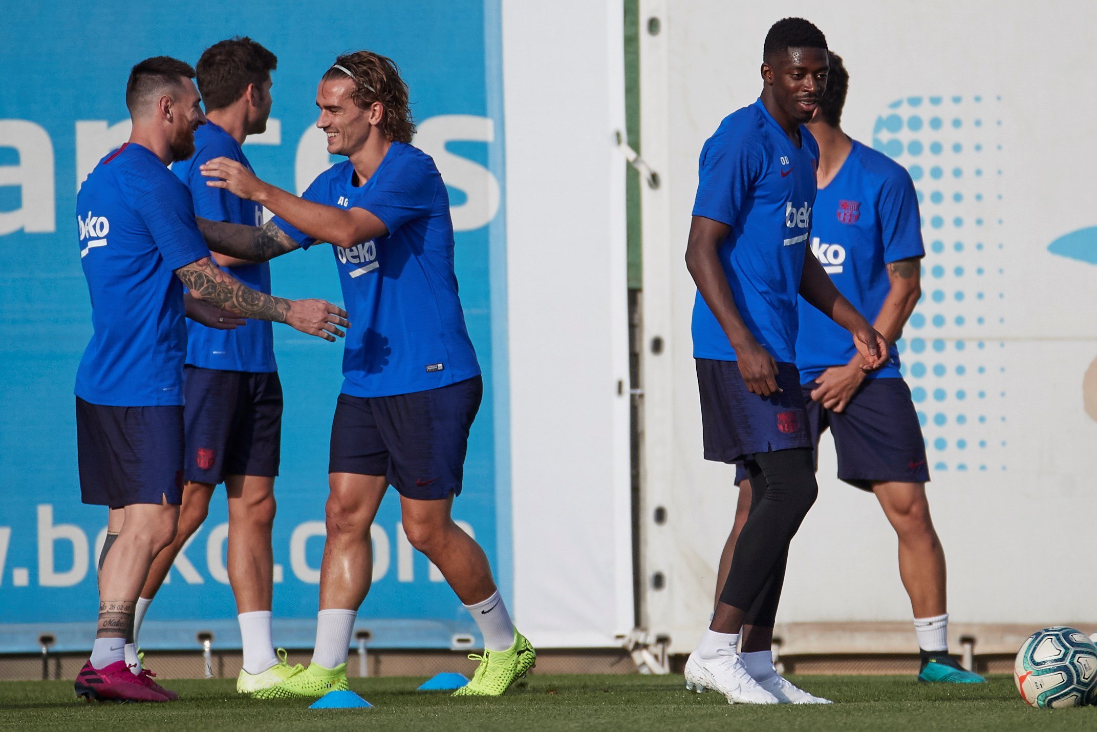 Los delanteros del Barcelona Lionel Messi, Antoine Griezmann y Ousmane Dembélé realizan varios ejercicios. / efe
