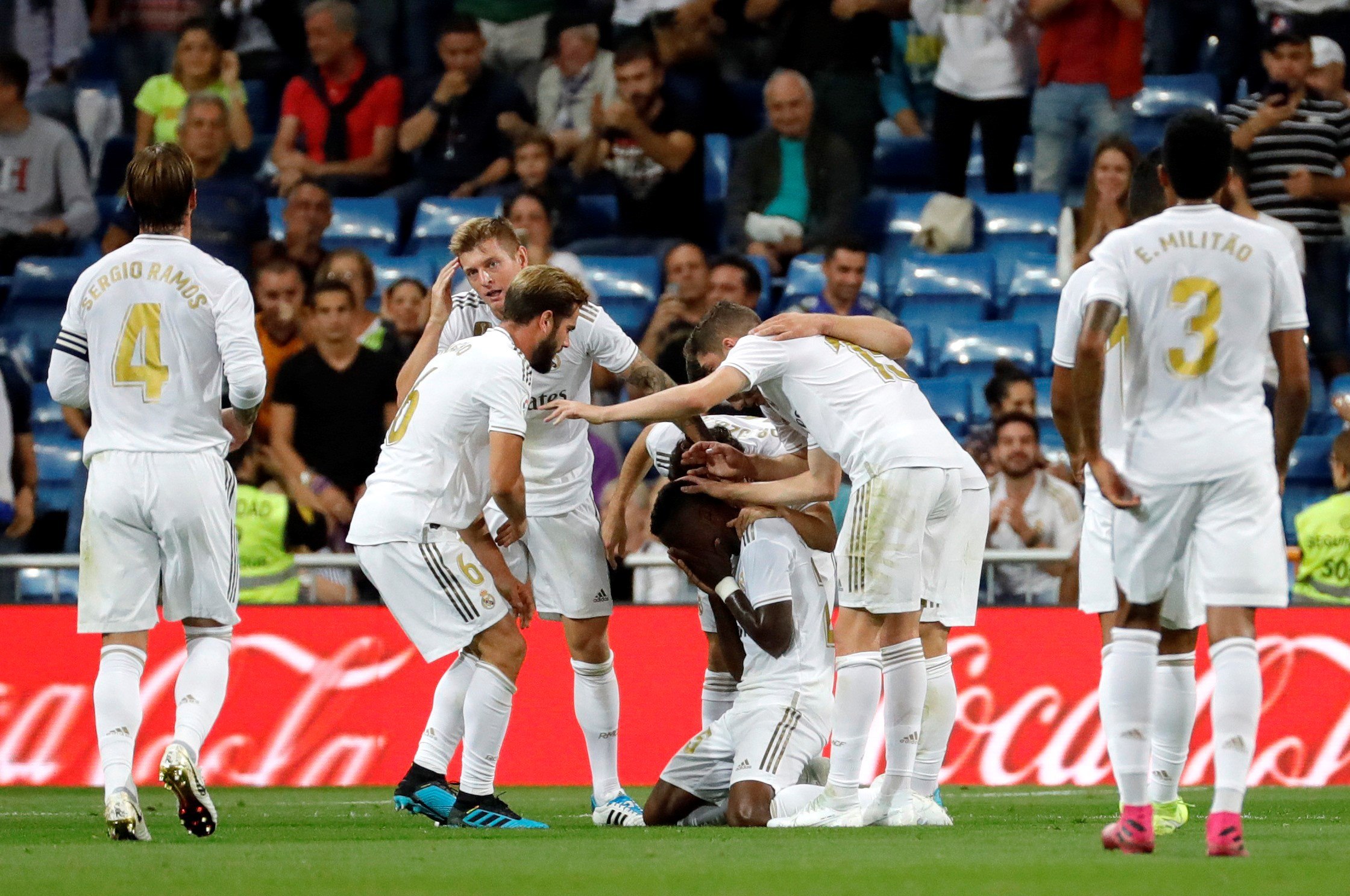 El delantero brasileño del Real Madrid Vinicius Junior celebra junto a sus compañeros el gol ante el Osasuna. / EFE