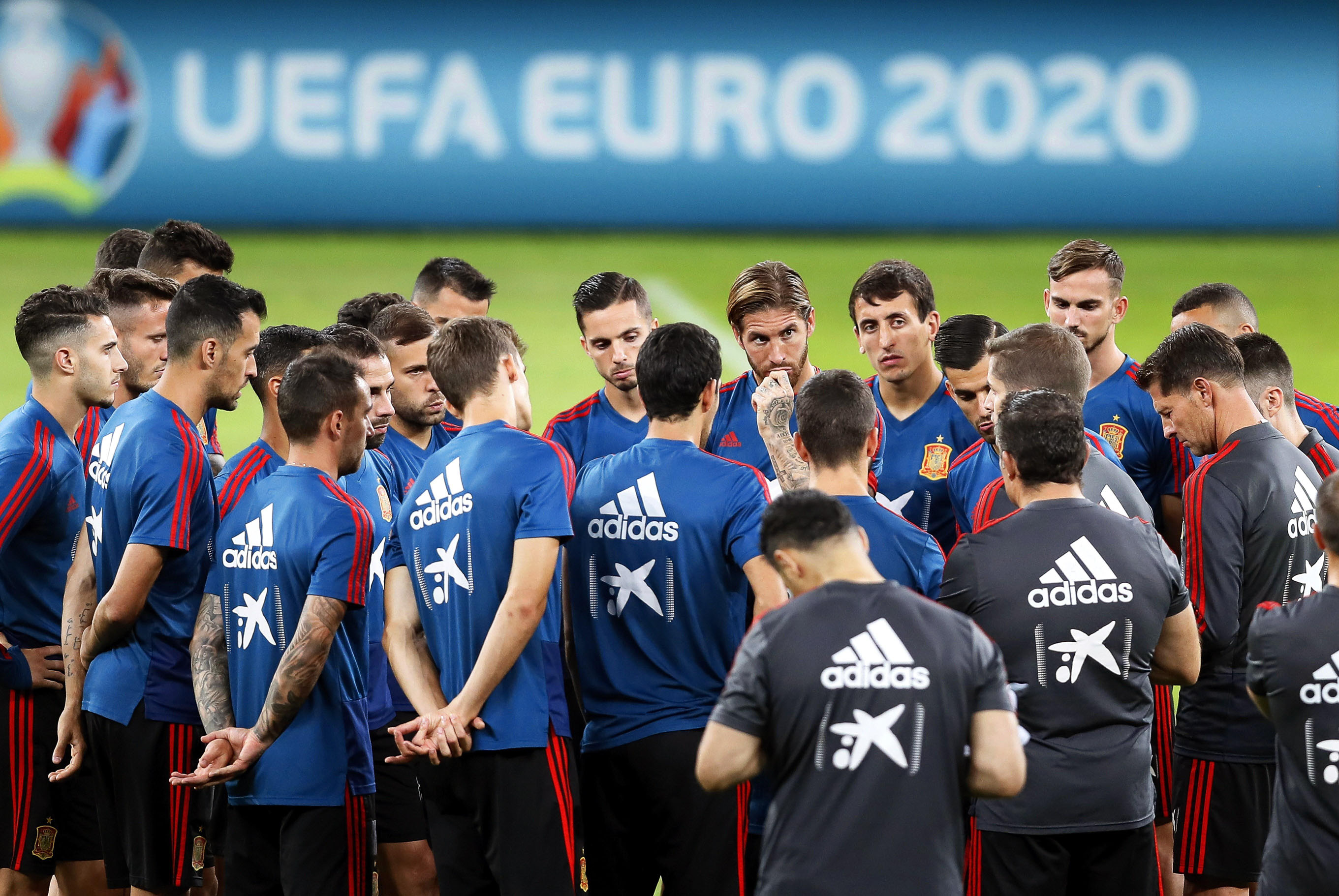 Robert Moreno da instrucciones a los jugadores de españoles en el entrenamiento de ayer en Bucarest. / EFE