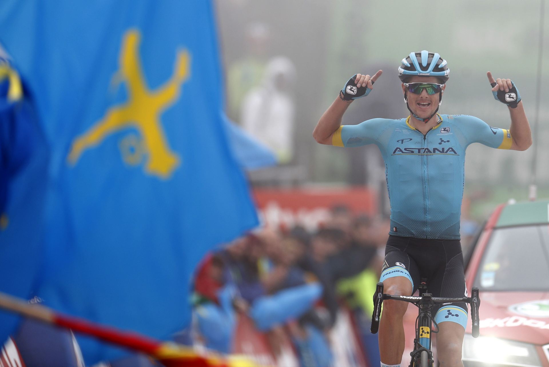 El ciclista danés del equipo Astana Jakob Fuglsang celebra su triunfo en la decimosexta etapa de la Vuelta. / EFE