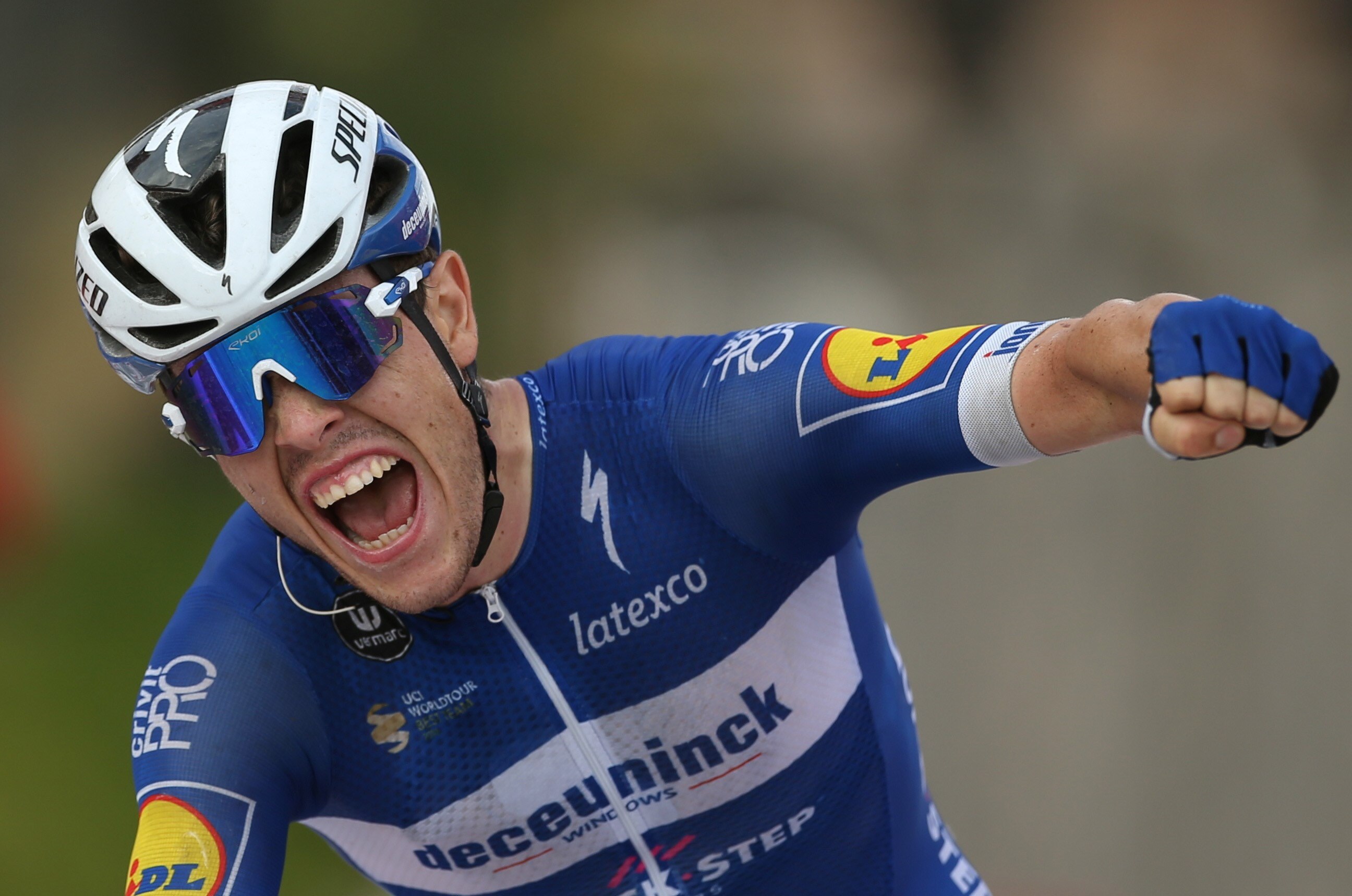 Remi Cavagna celebra la victoria en la meta de Toledo, en la decimonovena etapa de la Vuelta a España. / EFE