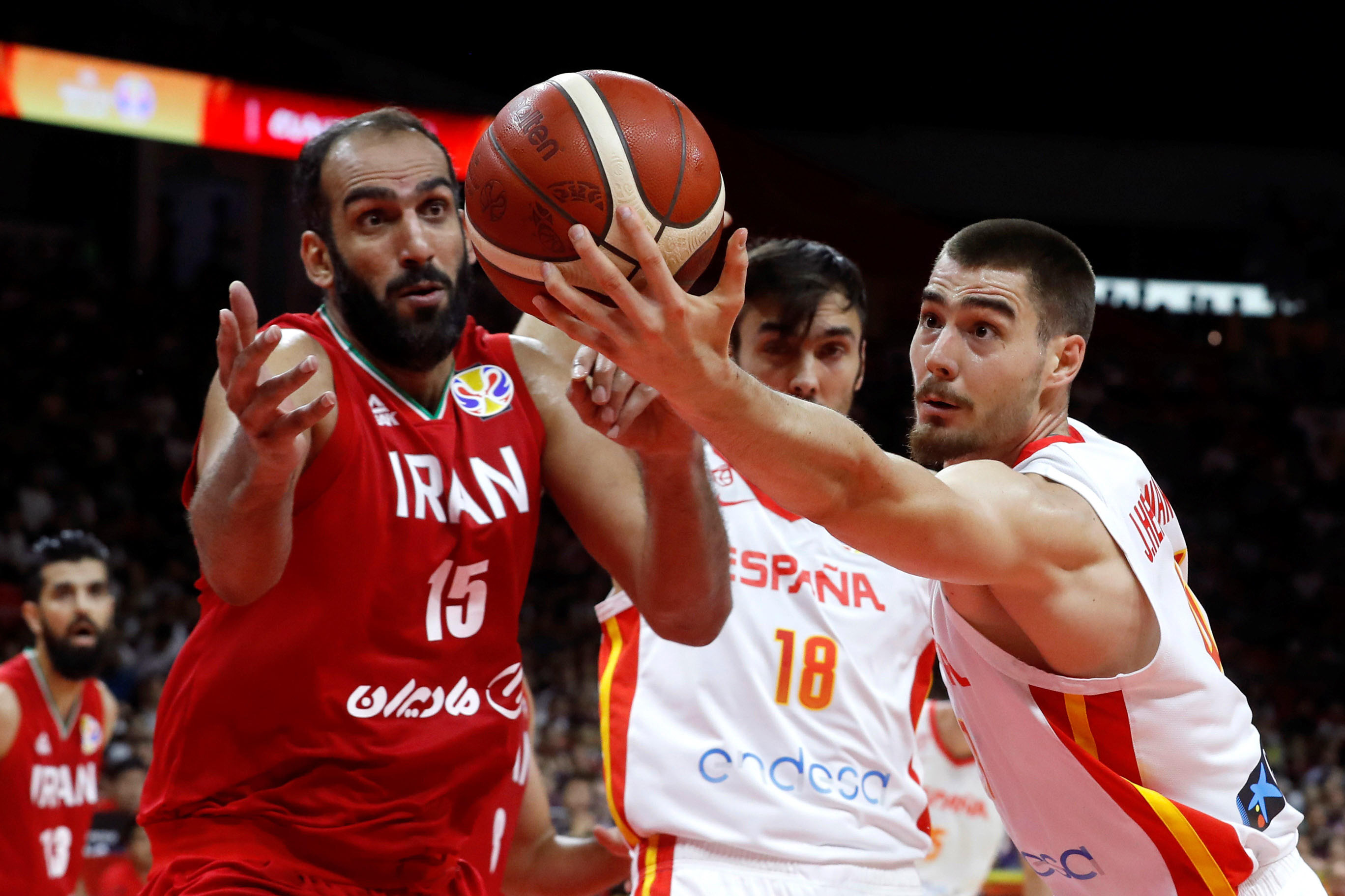 Juancho Hernangómez (d) pugna por el rebote con Hamed Haddadi. / EFE