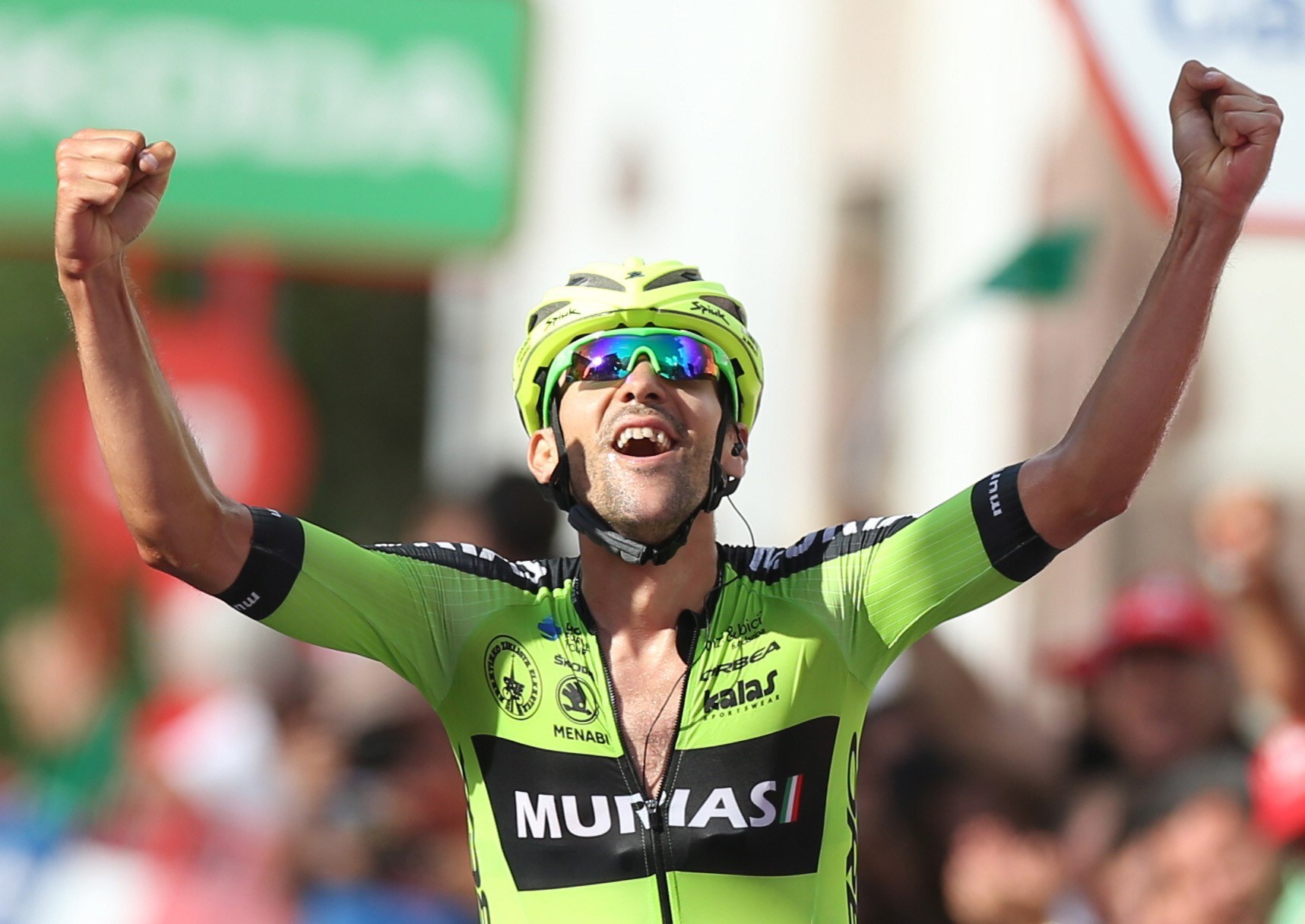 Mikel Iturria celebra su victoria en Urdax-Dantxarinea. / EFE