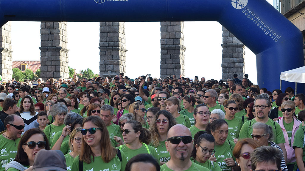 Centenares de personas tomaron la salida en la avenida del Acueducto portando camiseta verde. / ROCÍO PARDOS