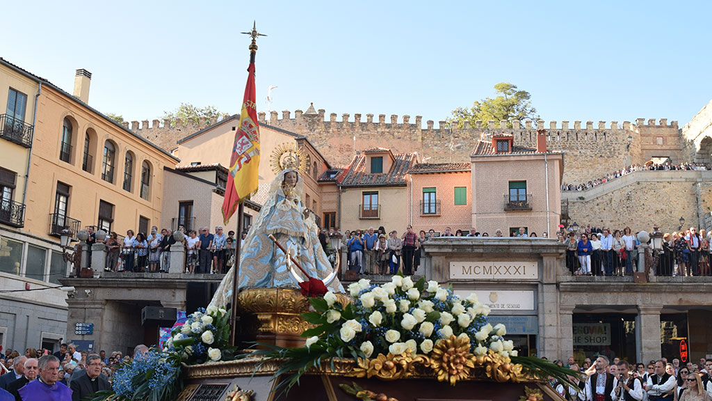 El público se congregó en el mirador de Santa Columba y por las escaleras que suben al Postigo del Consuelo para poder contemplar a la Virgen de la Fuencisla que lucía manto azul. / ROCÍO PARDOS