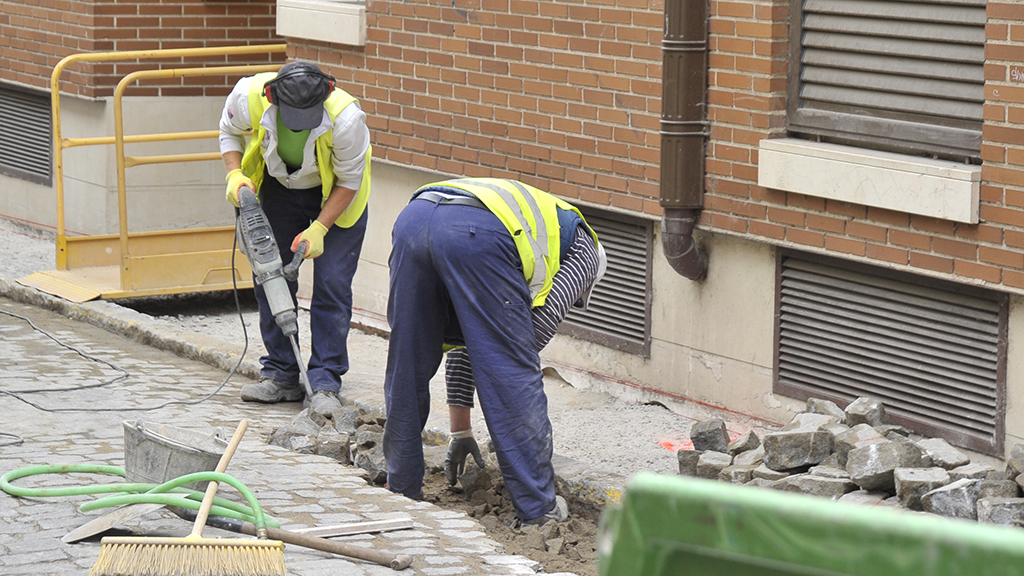 En la construcción el paro registrado ha descendido en 14 personas y la cifra de desempleados es de 383. / Kamarero