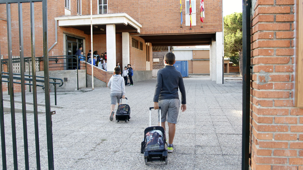 Alumnos entrando en el Centro de Educación Infantil y Primaria (CEIP) de Coca. / NEREA LLORENTE