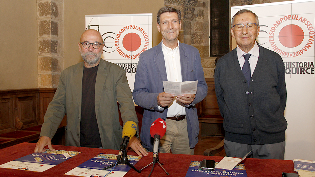 Juan Luis García Hourcade, Rafael Cantalejo San Frutos y José Luis Mora García, en la presentación del programa del congreso. / NEREA LLORENTE