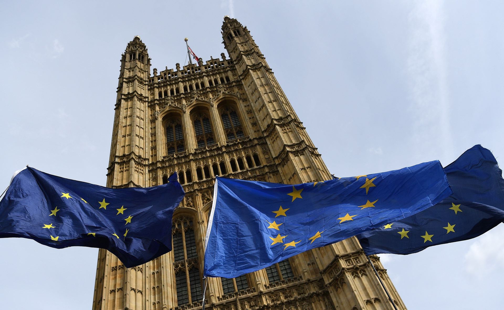 Banderas de la Unión Europea ondean ante el parlamento británico.