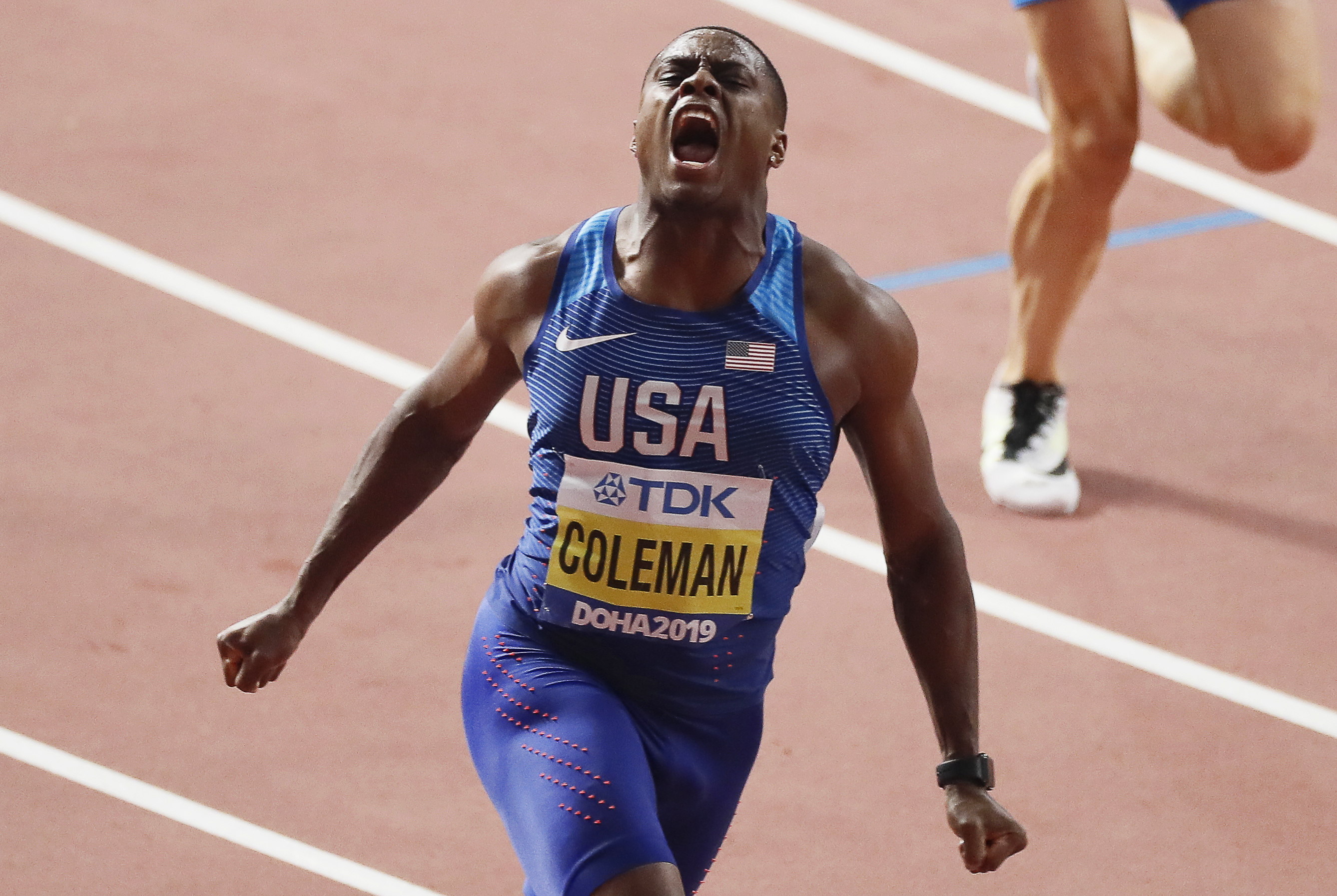 Christian Coleman celebra su triunfo en la final de los 100 metros lisos de los Mundiales de Doha. / EFE