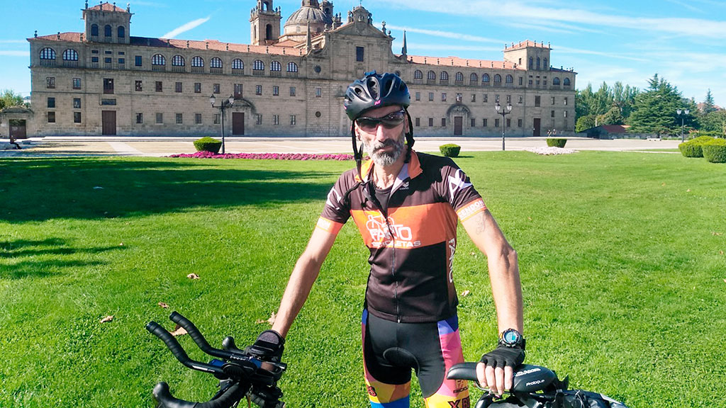 Víctor Loira partió el viernes de su Pontevedra natal y tras pasar ayer por Valladolid, llegará hoy a Segovia en su ruta hacia Guadalajara. / el adelantado