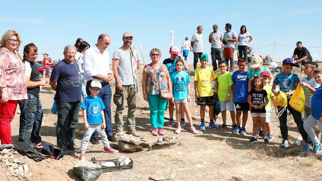 La visita del presidente de la Diputación coincidió con las de escolares del CRA El Pizarral de Bernardos. / el adelantado