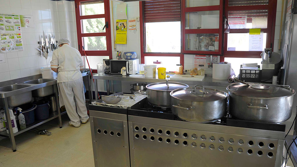 La encuesta determina que el 90% de las familias quiere cocina 'in situ' y el 3,8%, catering. / KAMARERO